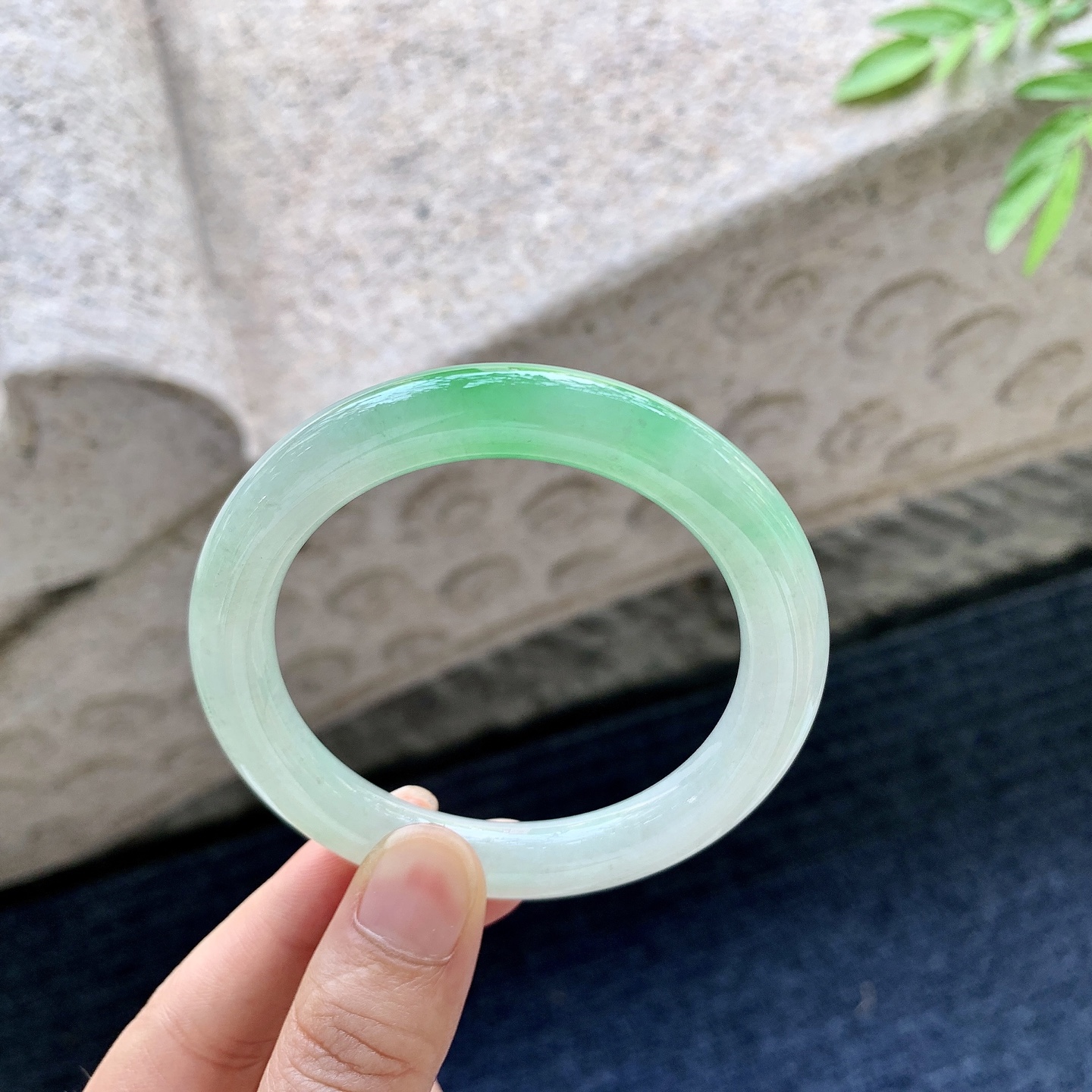 圆条51 52，圈口52.8/9.2/9.2，编码YT080818，糯冰飘绿，水润，种老，细腻，有棉纹线