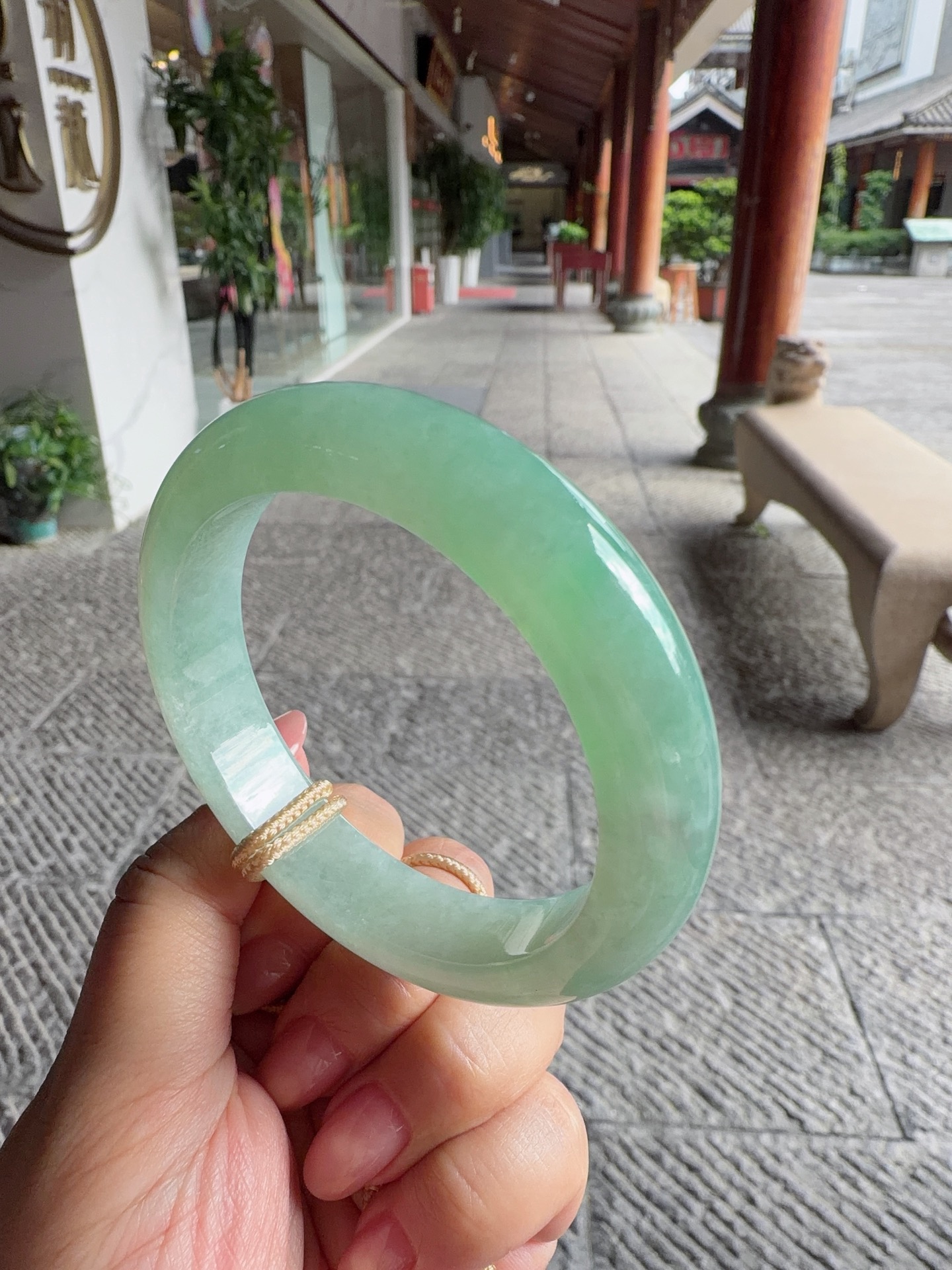 手镯正圈55 56，圈口55.5-12.5-8.7，编码0820E25，糯冰晴水，冰莹通透，水润，种老，无裂