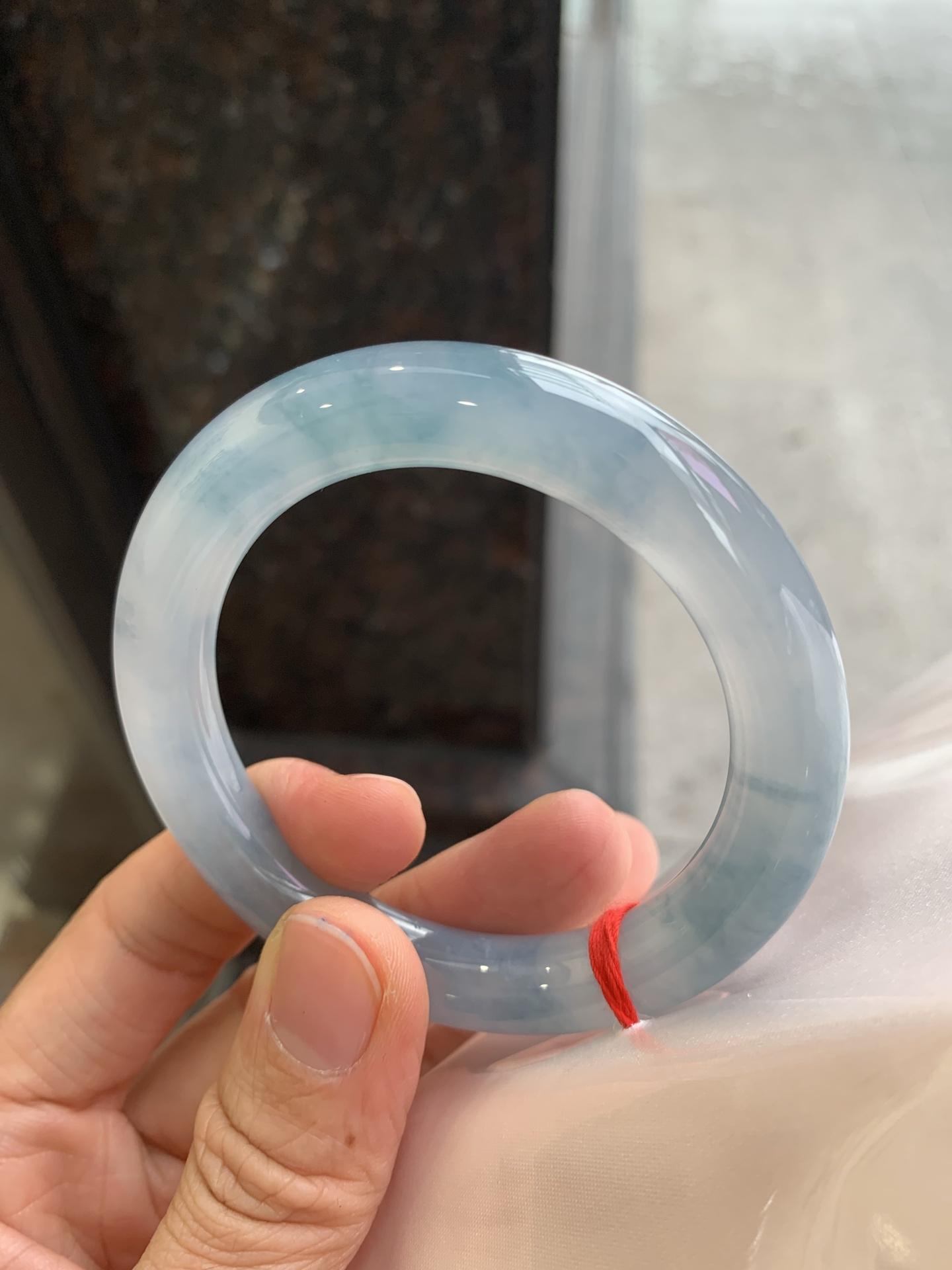 圆条冰蓝水飘花，有裂，尺寸：53.8/10.5/10.2，冰润