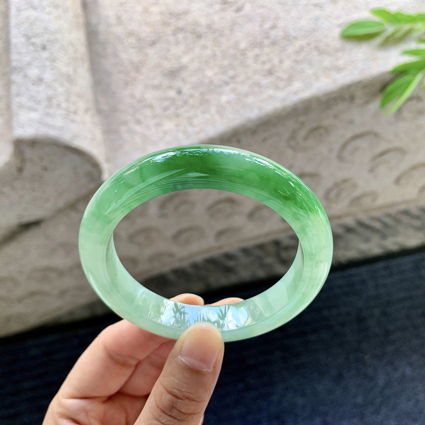 正圈53 54，圈口54.5/11.8/9，编码A1080960，描述冰糯飘辣绿，水润，种老，细腻，无裂。