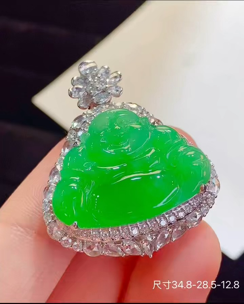 18k金+钻玻璃种阳绿坐佛吊坠，饱满大气上档次，实物更漂亮，无裂，34.8-28.5-12.8