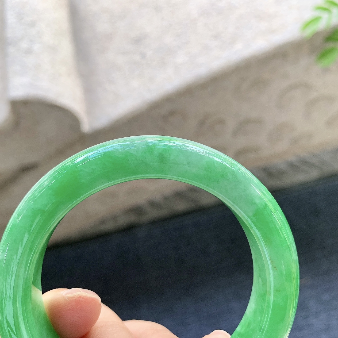 正圈52 53，圈口53.4/12.2/9.6，编码G9082129，辣绿，满绿，水润，种老，细腻，有纹线