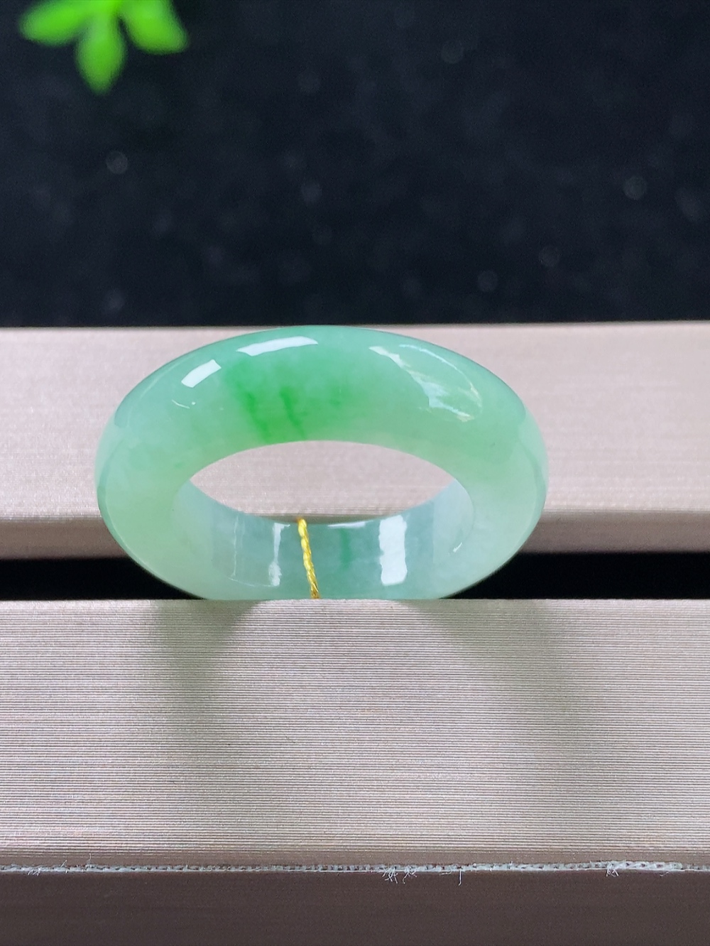 飘绿戒指，无裂，内径尺寸17-5.8-4.3mm,14号手寸，820lssk
