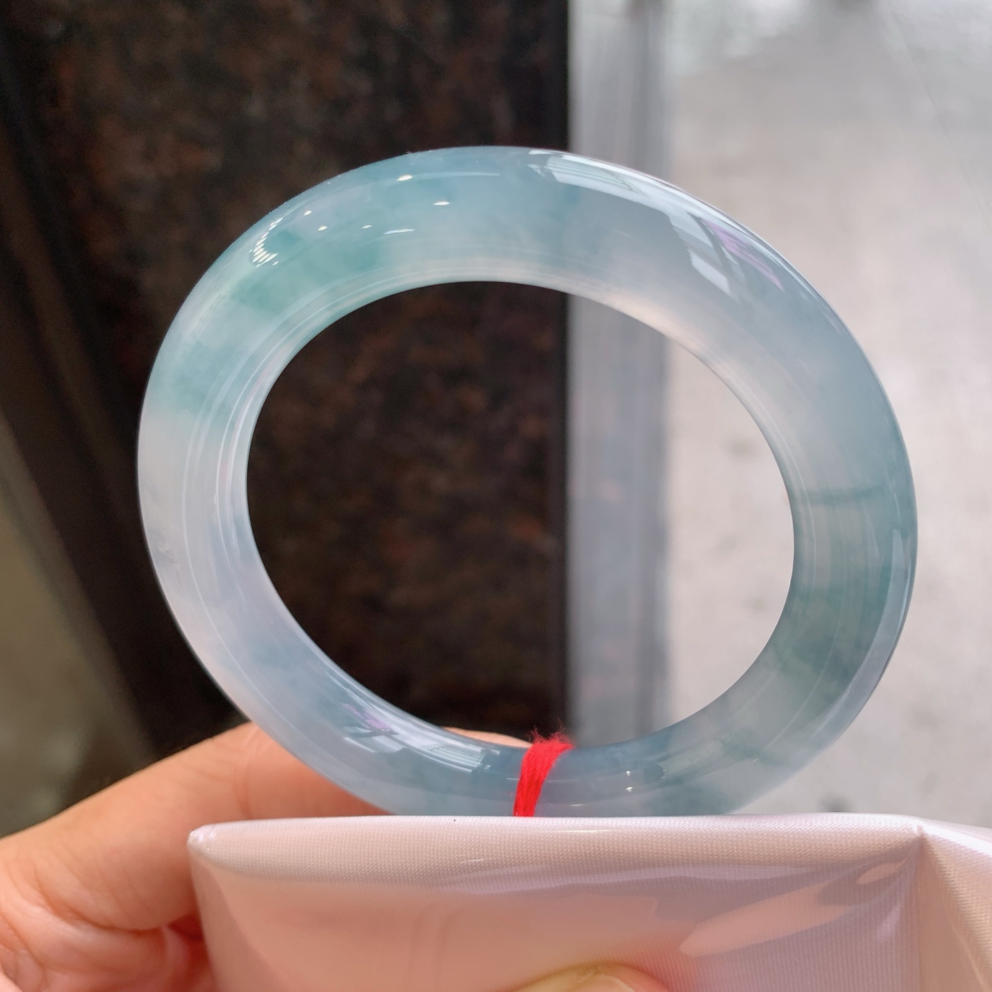 圆条冰蓝水飘花，有裂，尺寸：53.8/10.5/10.2，冰润