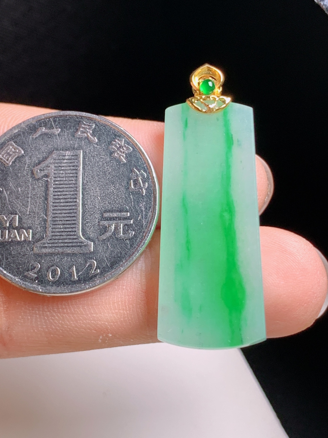 冰飘绿方牌吊坠，翠色灵动，版型周正，平安顺遂