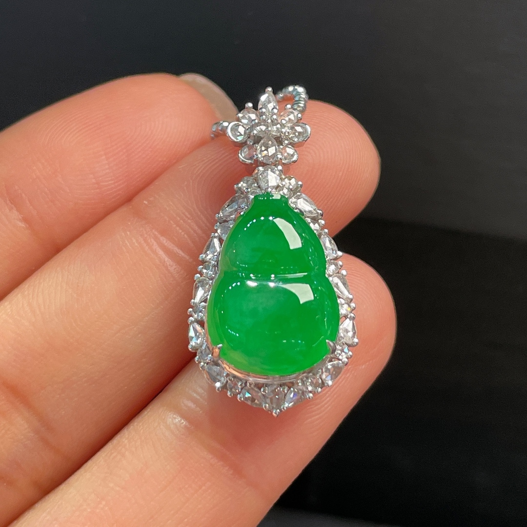 ️翡翠A货 葫芦吊坠，阳绿满色，料子冰润细腻，种老起光，18k金镶真钻，上身佩戴效果很好，尺寸如