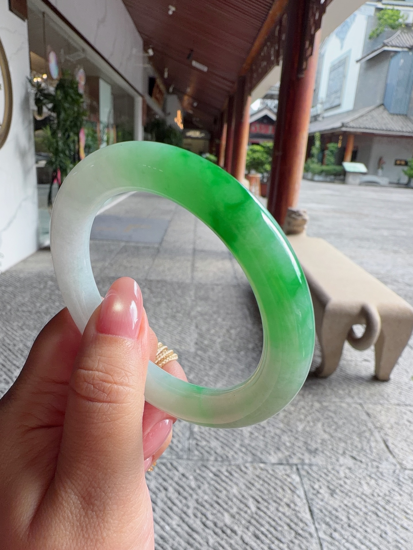 手镯圆条55 56，圈口55.8-9.8-10.1，编码0820J32，描述白底青飘绿，色泽鲜艳，玉质细腻，水润，种老，棉纹