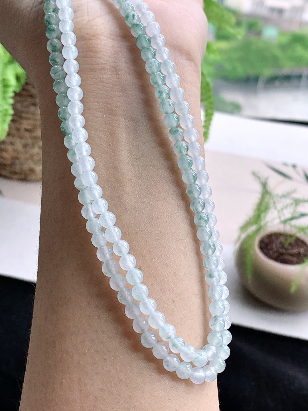 珠子冰飘花珠链圆珠子珠链，说明缅料性比高，尺寸4.6mm，32cm，重量25.6克