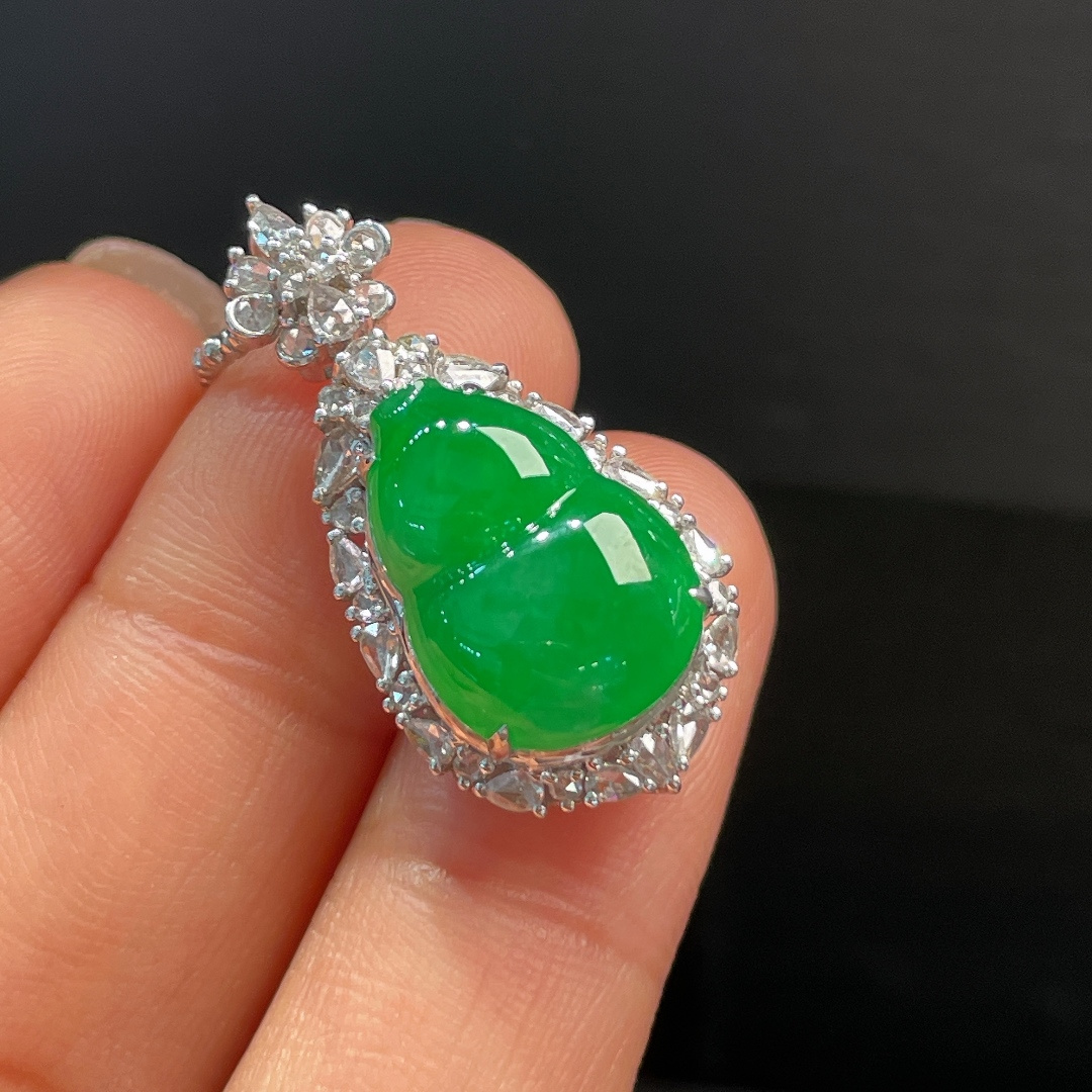 ️翡翠A货 葫芦吊坠，阳绿满色，料子冰润细腻，种老起光，18k金镶真钻，上身佩戴效果很好，尺寸如图，29.5-14.5-10.4