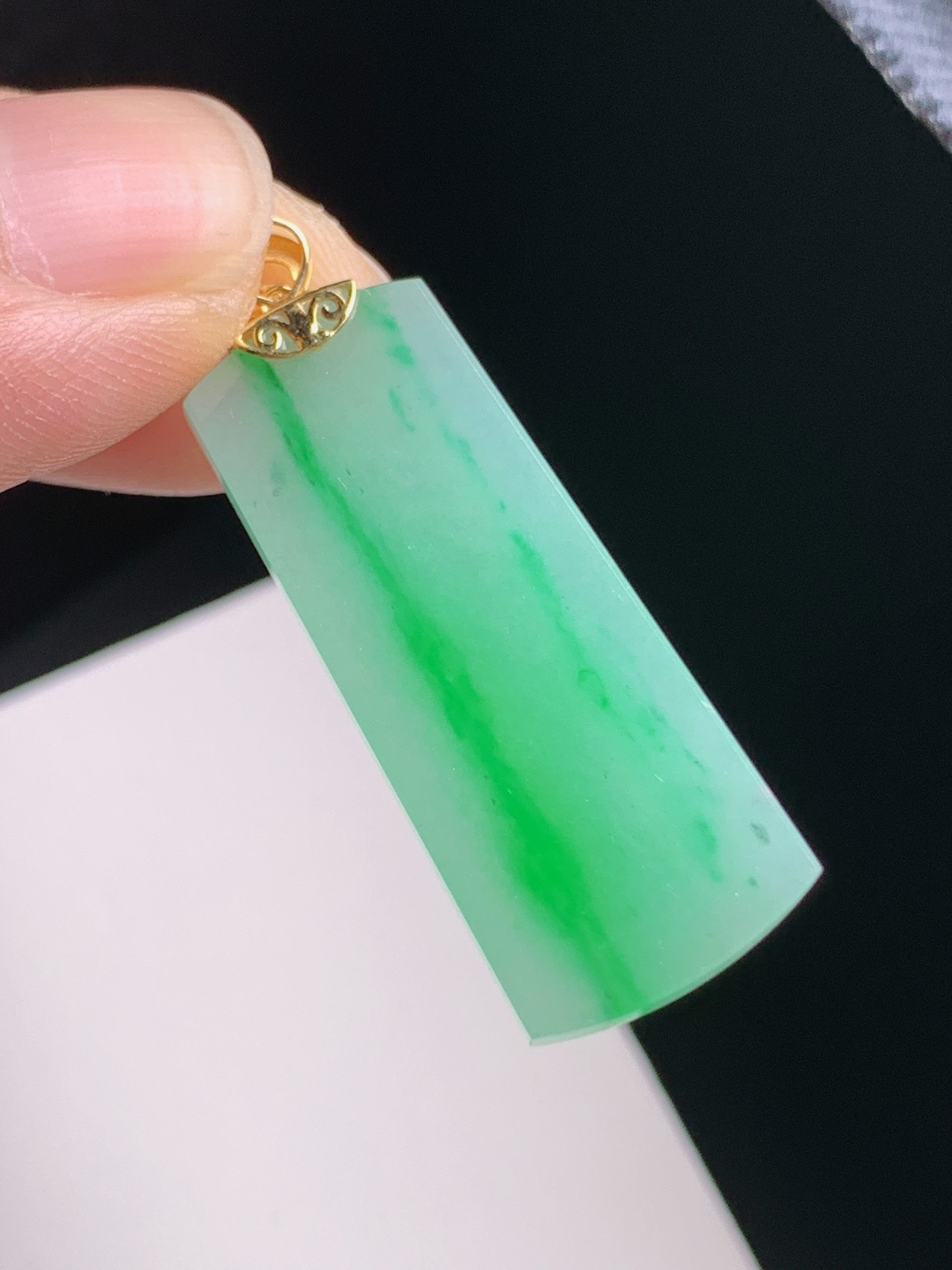冰飘绿方牌吊坠，翠色灵动，版型周正，平安顺遂