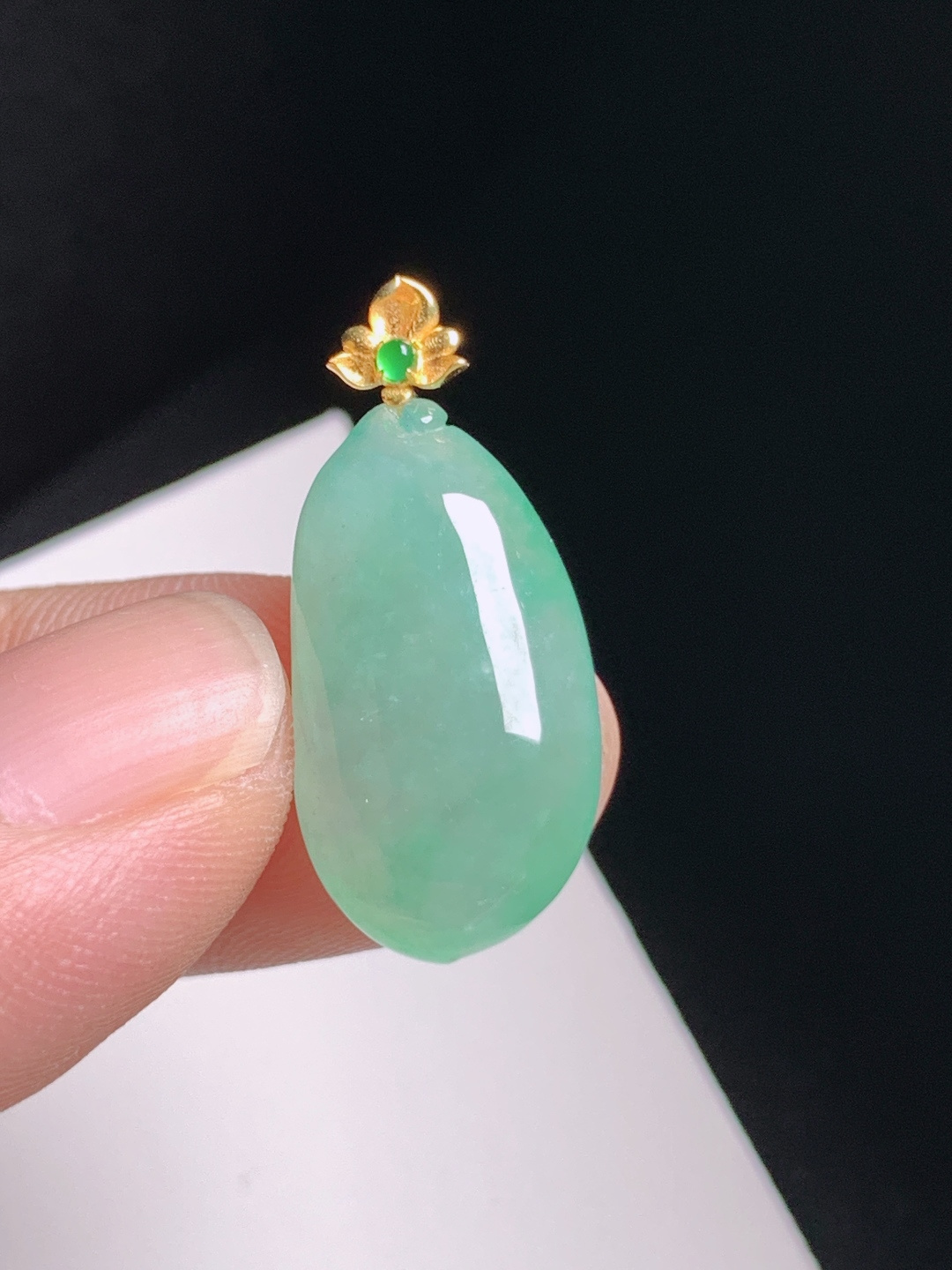 冰种绿福瓜吊坠，水润饱满，色泽清新，多子多福