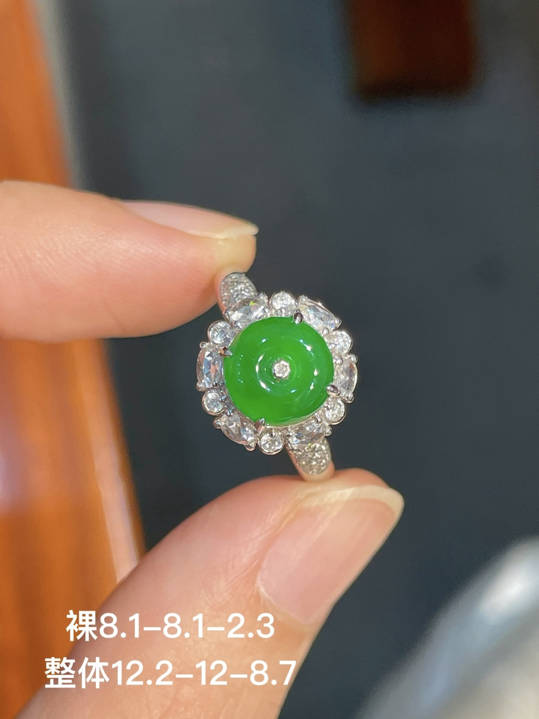 阳绿扣子戒指，无裂，18k金镶嵌，强烈推荐，12.2-12-8.7
