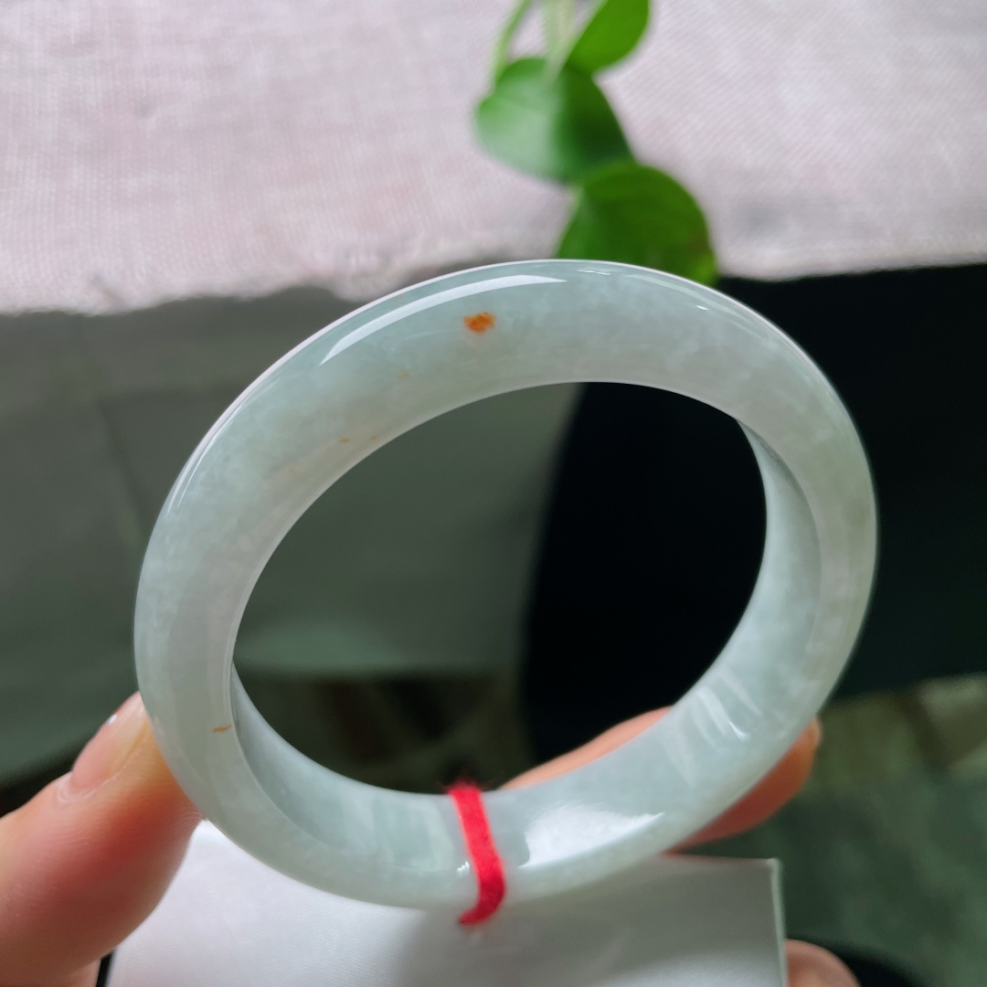 淡绿底正圈，无裂，清润浅冰底色带一抹俏黄洒金，通透素雅温润耐看。ss54095a。