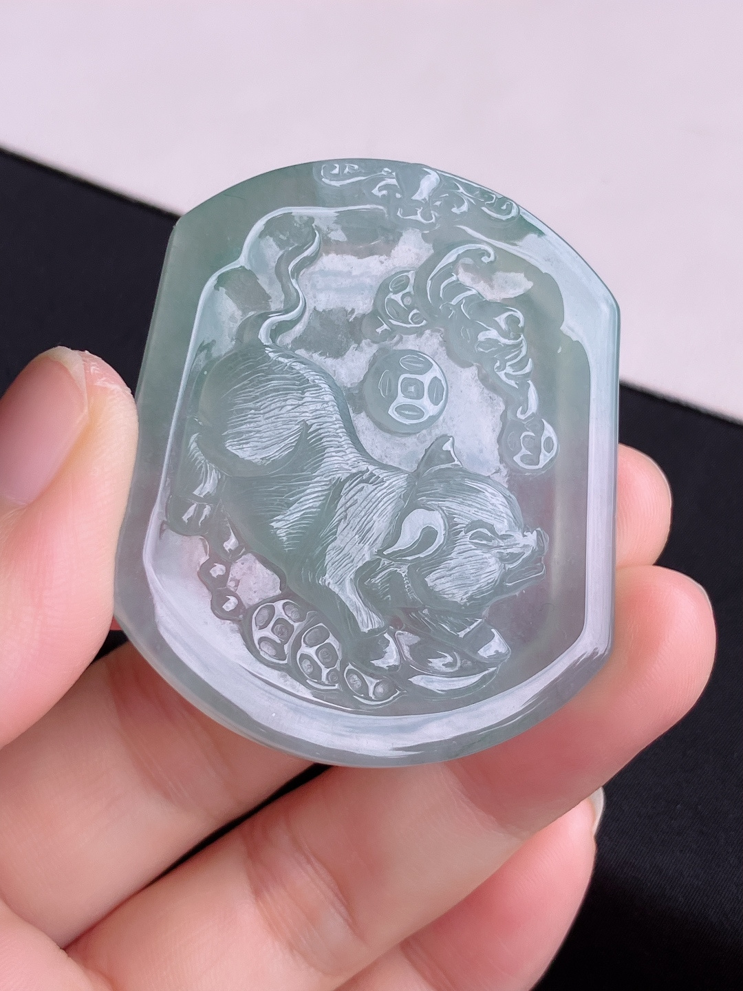 底色生肖猪牌，晶莹剔透。尺寸50.3/42.6/5.6/自然光实拍