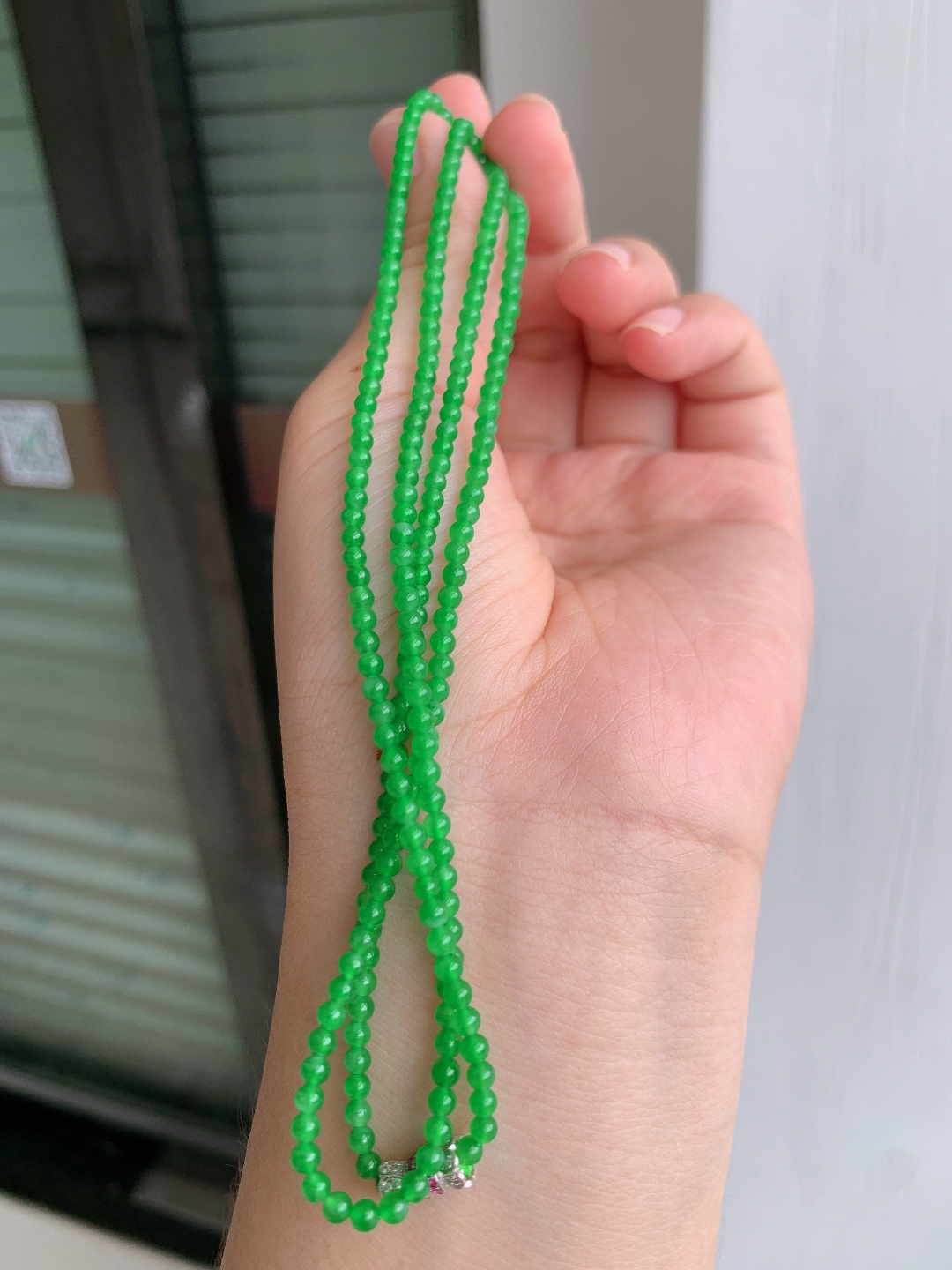 正阳绿小米珠链，色泽浓郁，珠粒精致，贵气显白