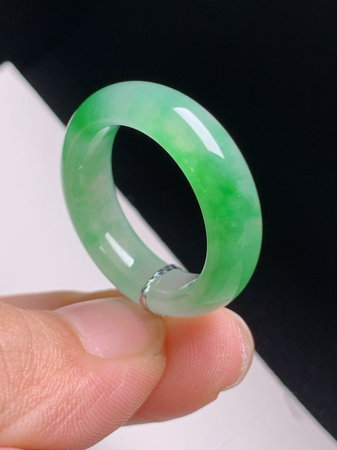 冰飘绿指环，胶润起光，飘翠鲜活，雅致贵气