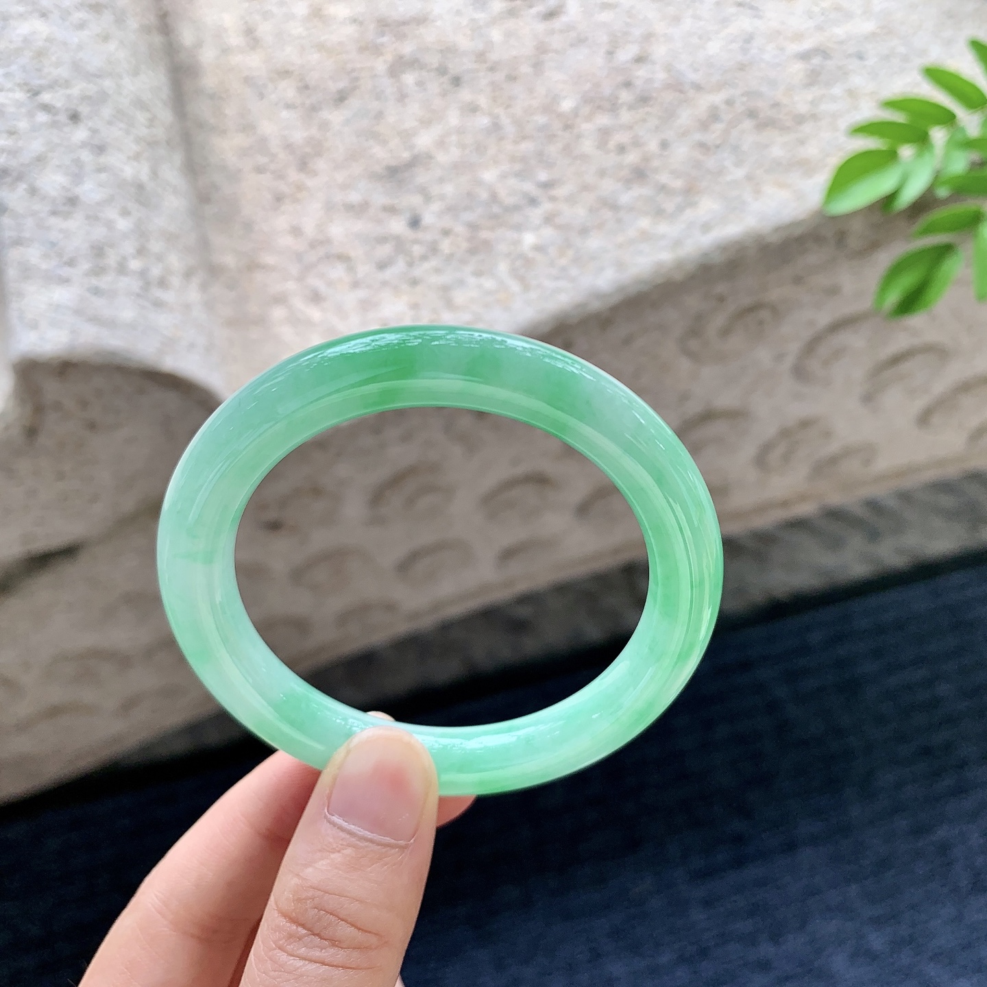 圆条52 53，圈口53.2/9/9，编码B2080513，描述：阳绿，水润，种老，细腻，打灯有纹线。
