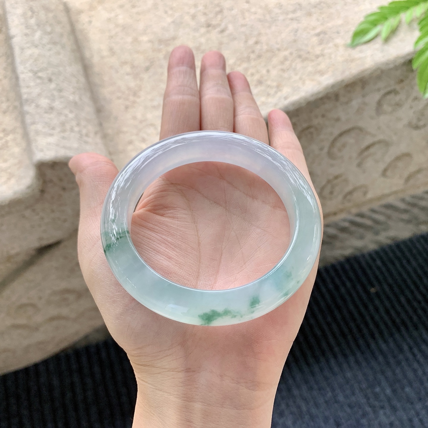正圈56 57，圈口57.7/11.6/9.7，编码DW080172，描述冰飘花，清透，水润，种老，细腻，打灯有棉根