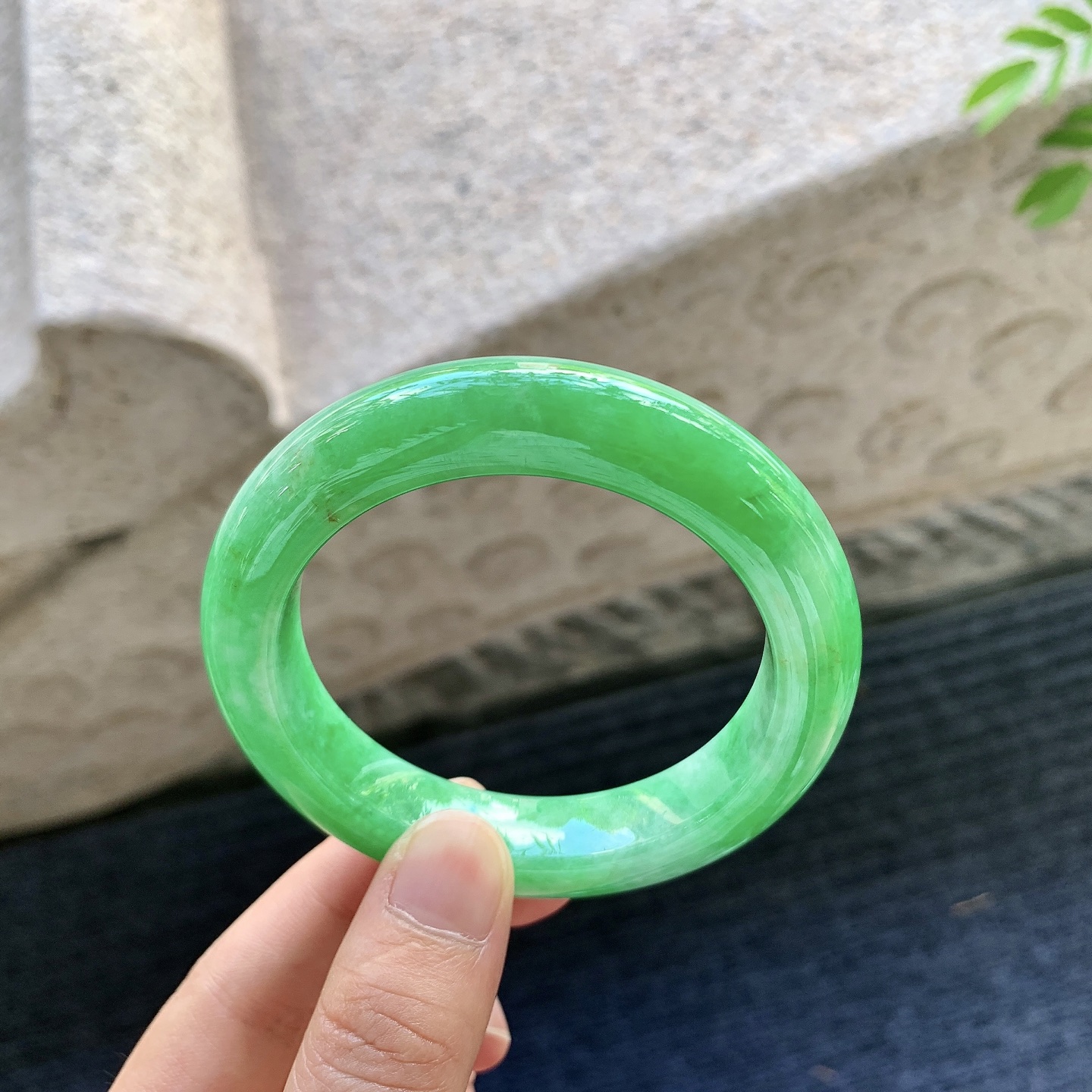 正圈52 53，圈口53.4/12.2/9.6，编码G9082129，辣绿，满绿，水润，种老，细腻，有纹线