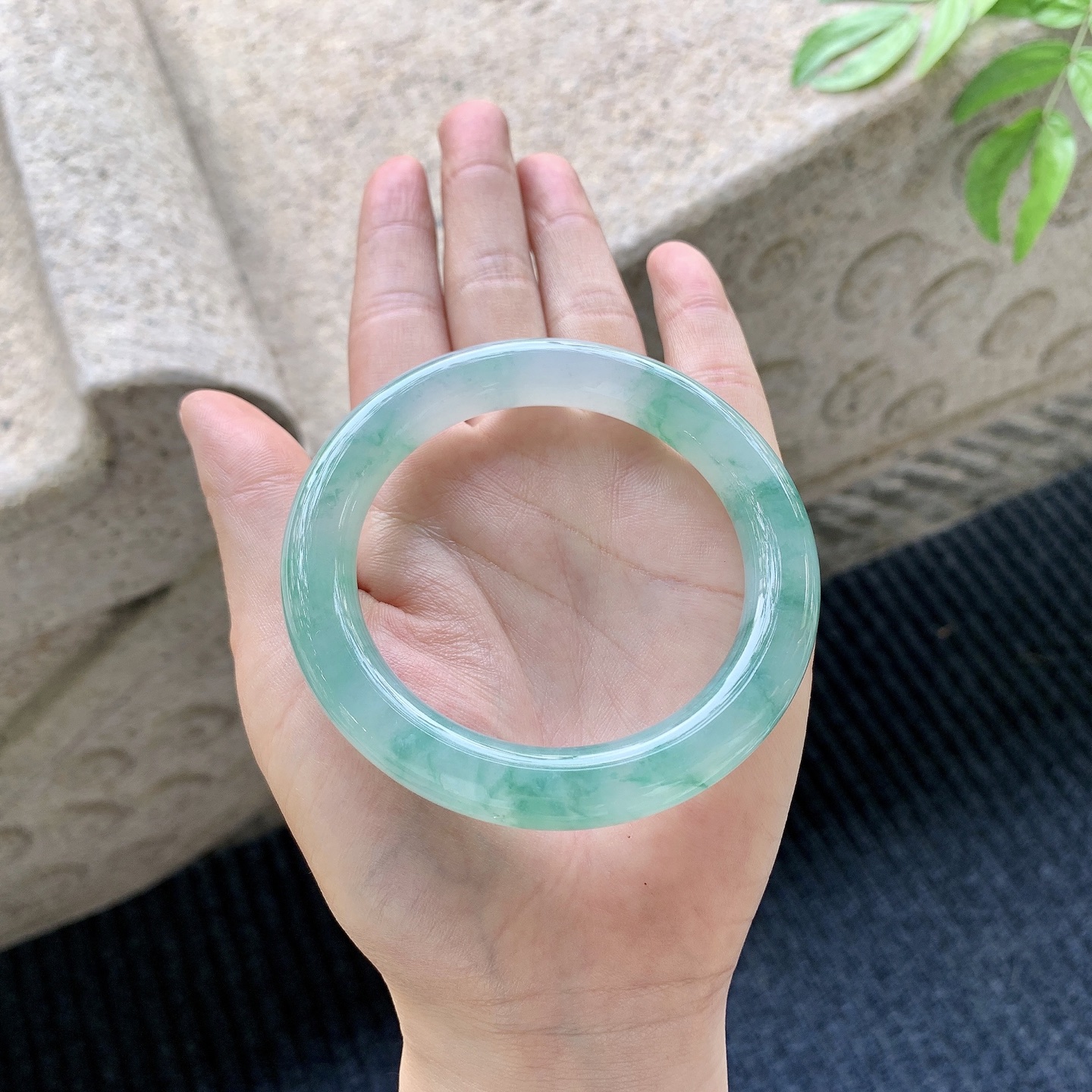 圆条54 55，圈口55.8/10.6/10.2，编码A1071402，描述冰糯飘绿花，水润，种老，