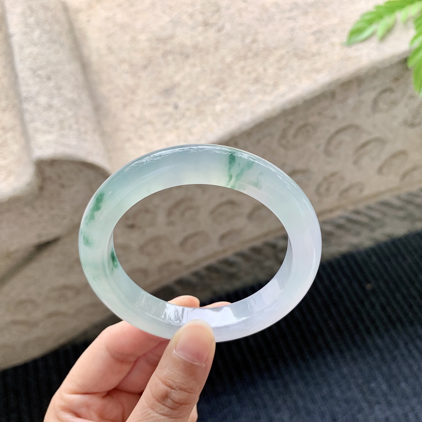 正圈56 57，圈口57.7/11.6/9.7，编码DW080172，描述冰飘花，清透，水润，种老，细腻，打灯有棉根