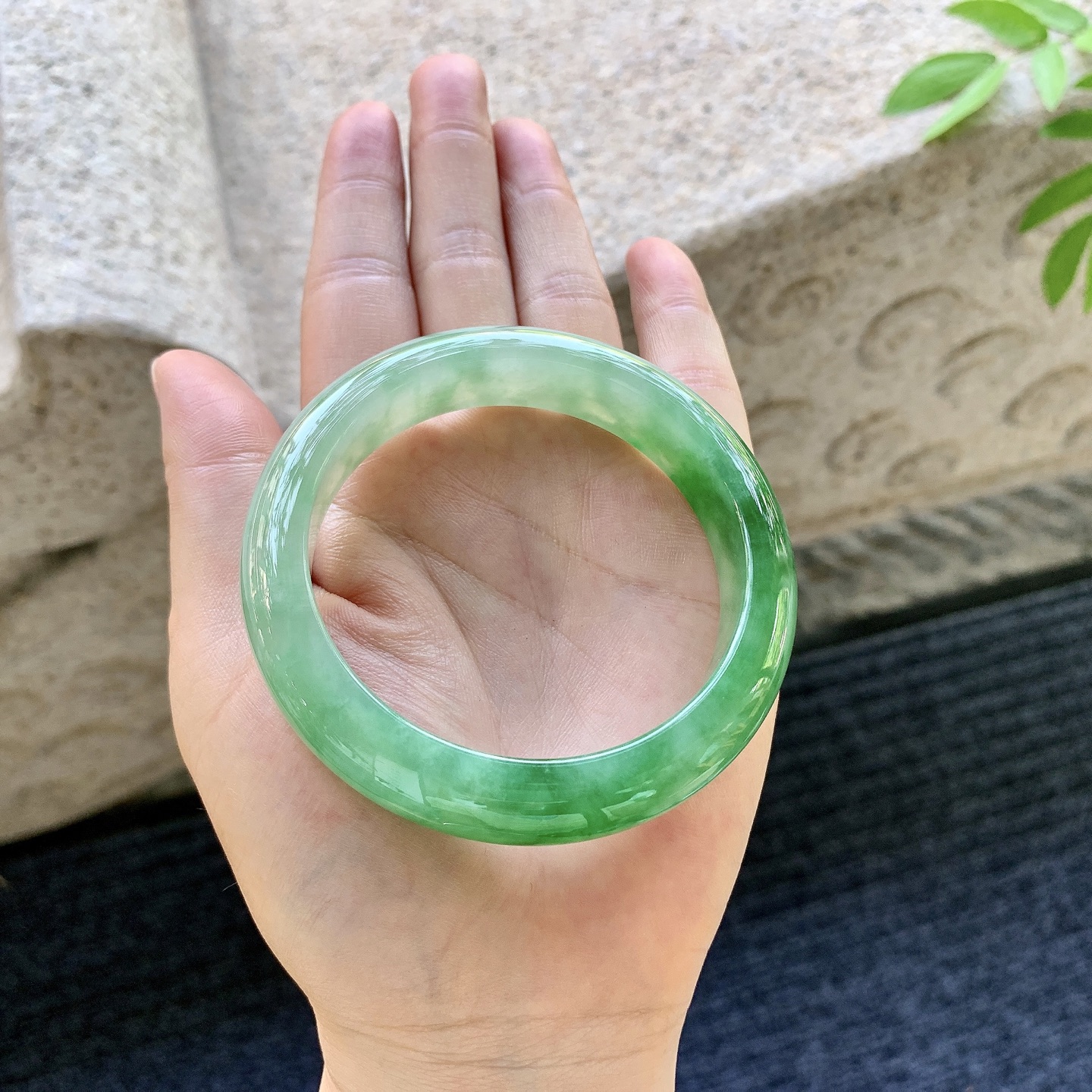 正圈55 56，圈口56.4/13/8.8，编码W6080933，描述冰糯辣绿，水润，种老，细腻，打灯有棉线
