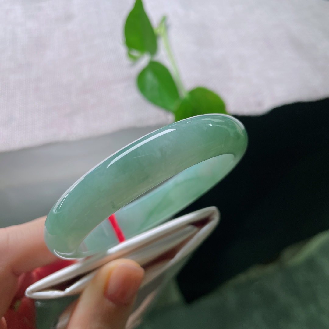 油绿正圈，无裂，风格沉静温婉，不张扬不俗气，老少佩戴都很得体。ss56476a