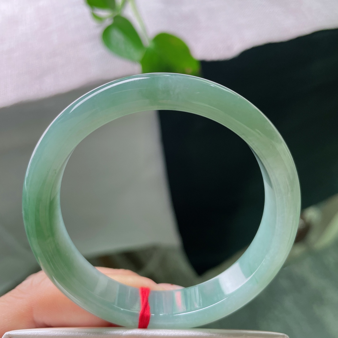 油绿正圈，无裂，风格沉静温婉，不张扬不俗气，老少佩戴都很得体。ss56476a