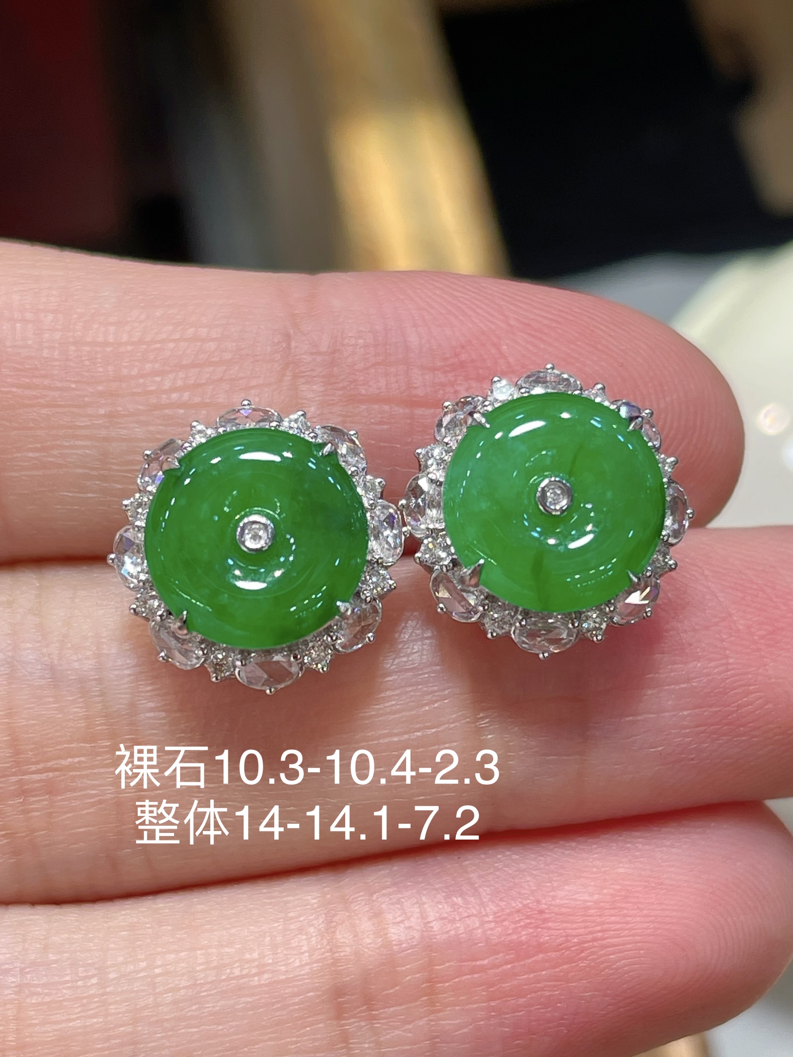 ️ 翡翠也可以戴出甜美的感觉呀甜甜圈翠绿平安扣耳钉，那抹辣绿清甜的感觉种水也是可以的，18k金镶