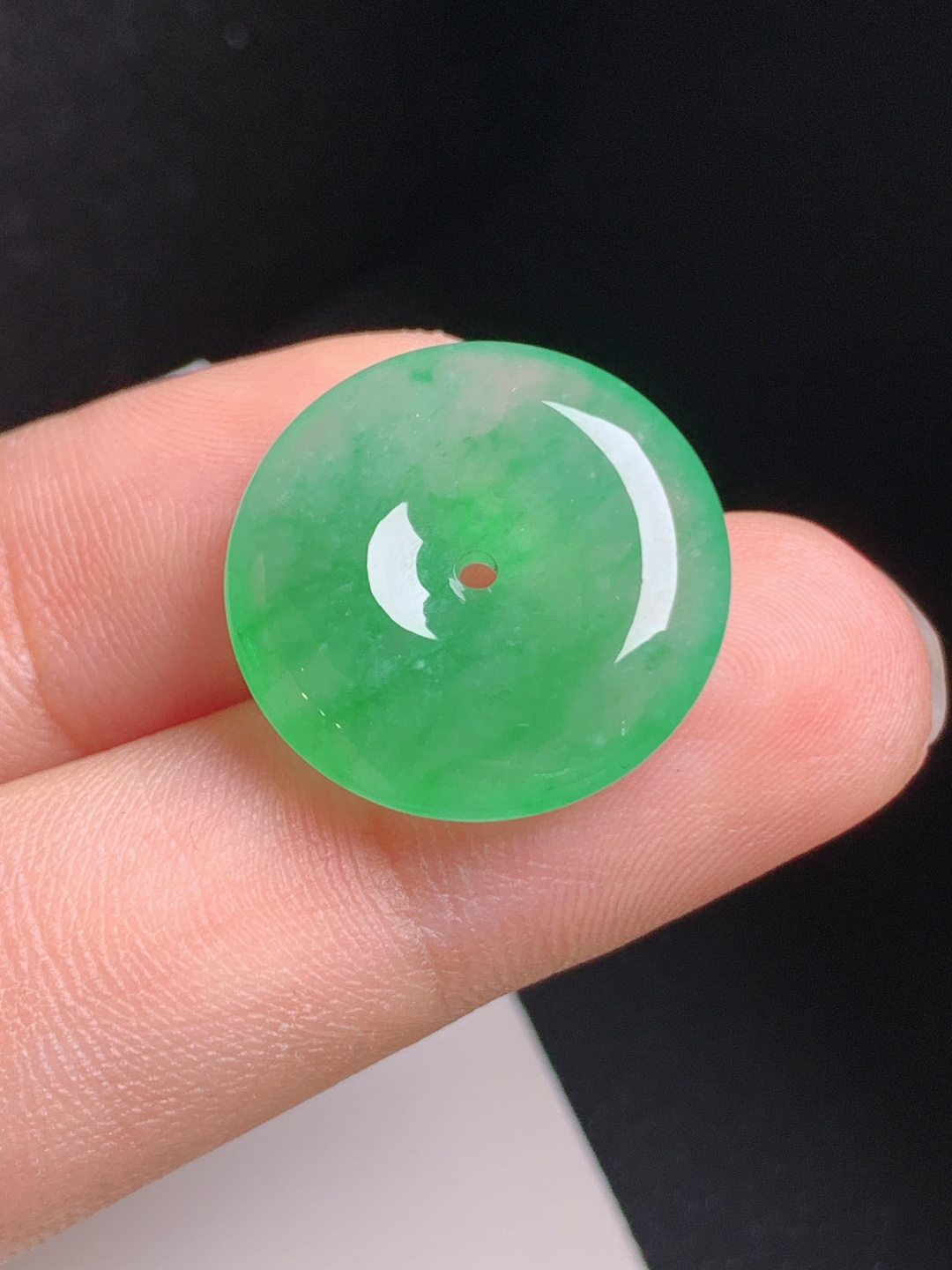 冰种飘平安扣，色泽鲜亮，温润匀净，吉祥圆满