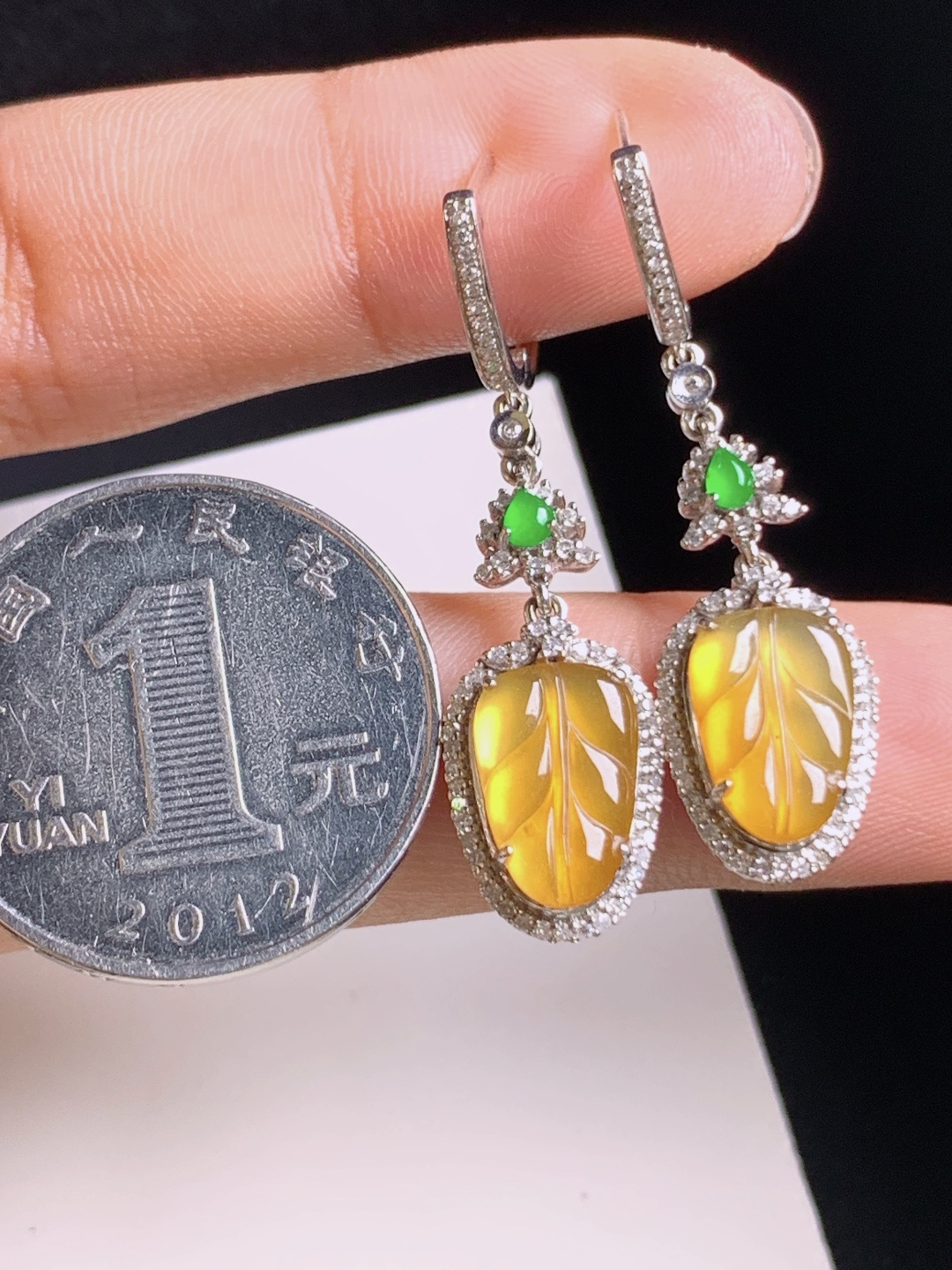 冰黄翡树叶耳坠，水头通透，翠色点缀，金枝玉叶