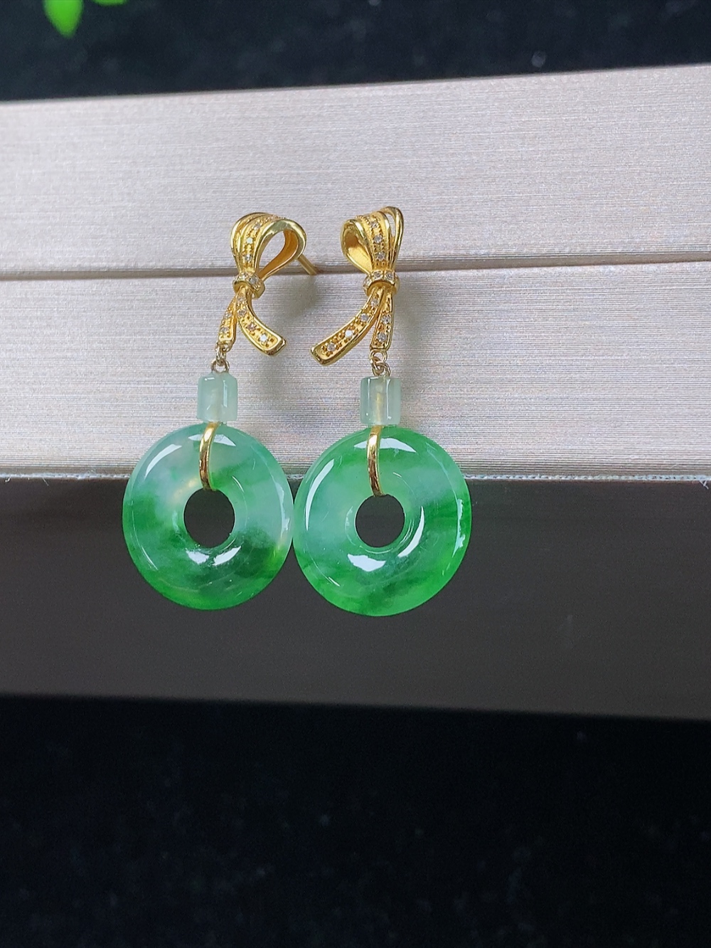 18k金镶冰飘绿平安扣耳环，无裂，尺寸12.9-3.0mm,819jaay