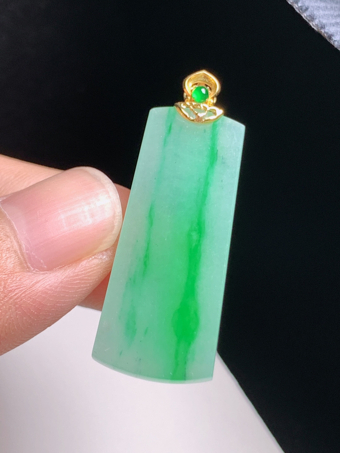 冰飘绿方牌吊坠，翠色灵动，版型周正，平安顺遂