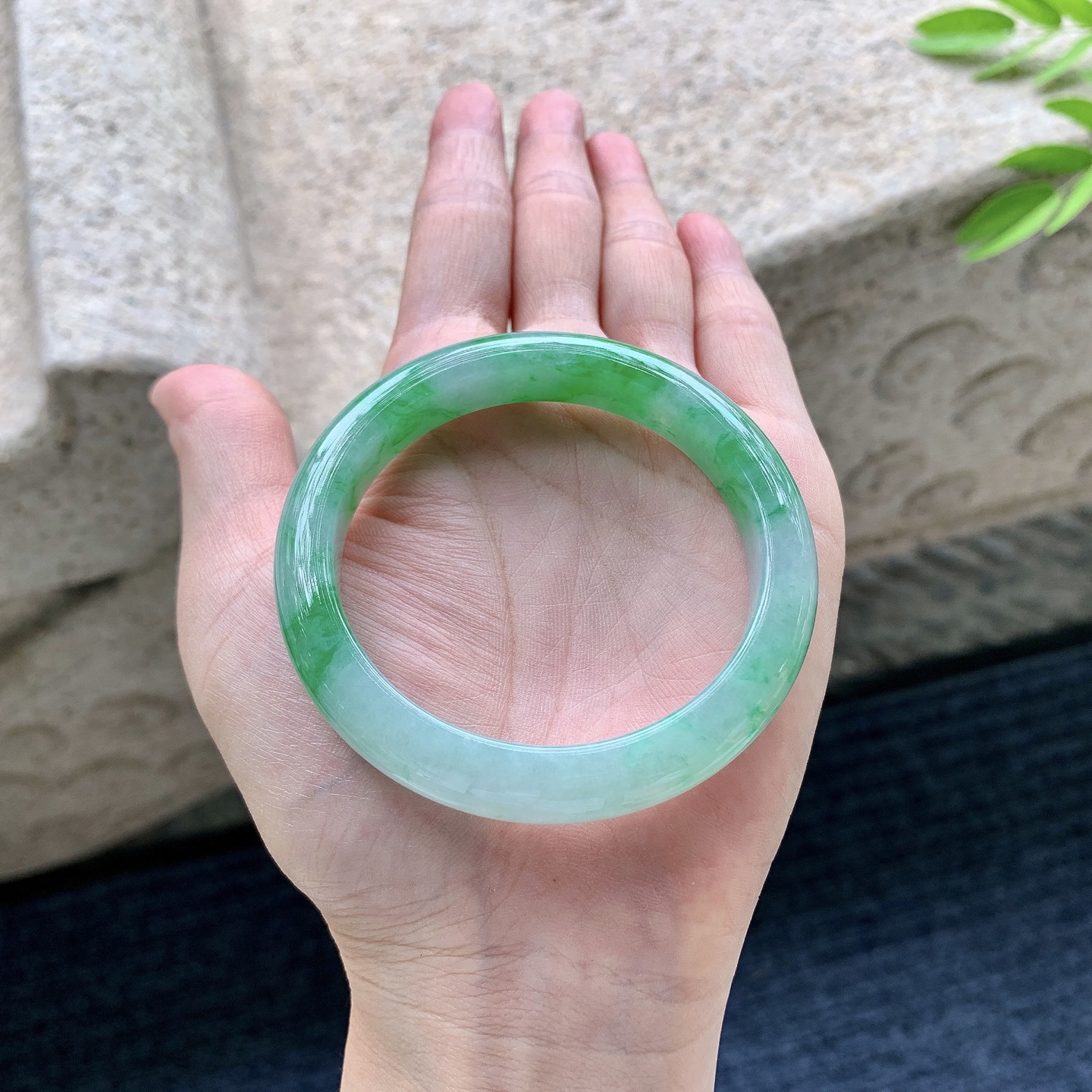正圈51 52，圈口52.8/9.7/8，编码HD080650，描述细糯飘辣绿，水润，种老，细腻，打灯有棉线