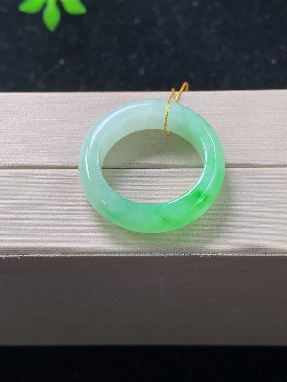 飘绿戒指，无裂，内径尺寸17.8-6.4-3.6mm,16号手寸，820lssk