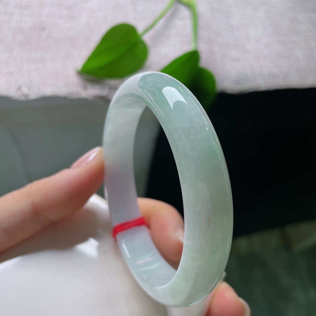 紫底正圈，素面无雕花的简约设计，经典耐看，不容易过时。皮纹，ss57589a