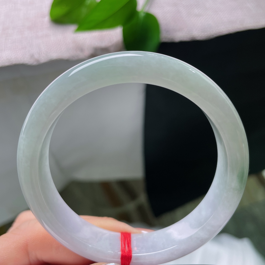 54.8/12.3/8.7，有裂，紫底正圈，清浅的淡冰底色，自带柔和朦胧的玉质光泽，看上去温润雅致。ss57592a