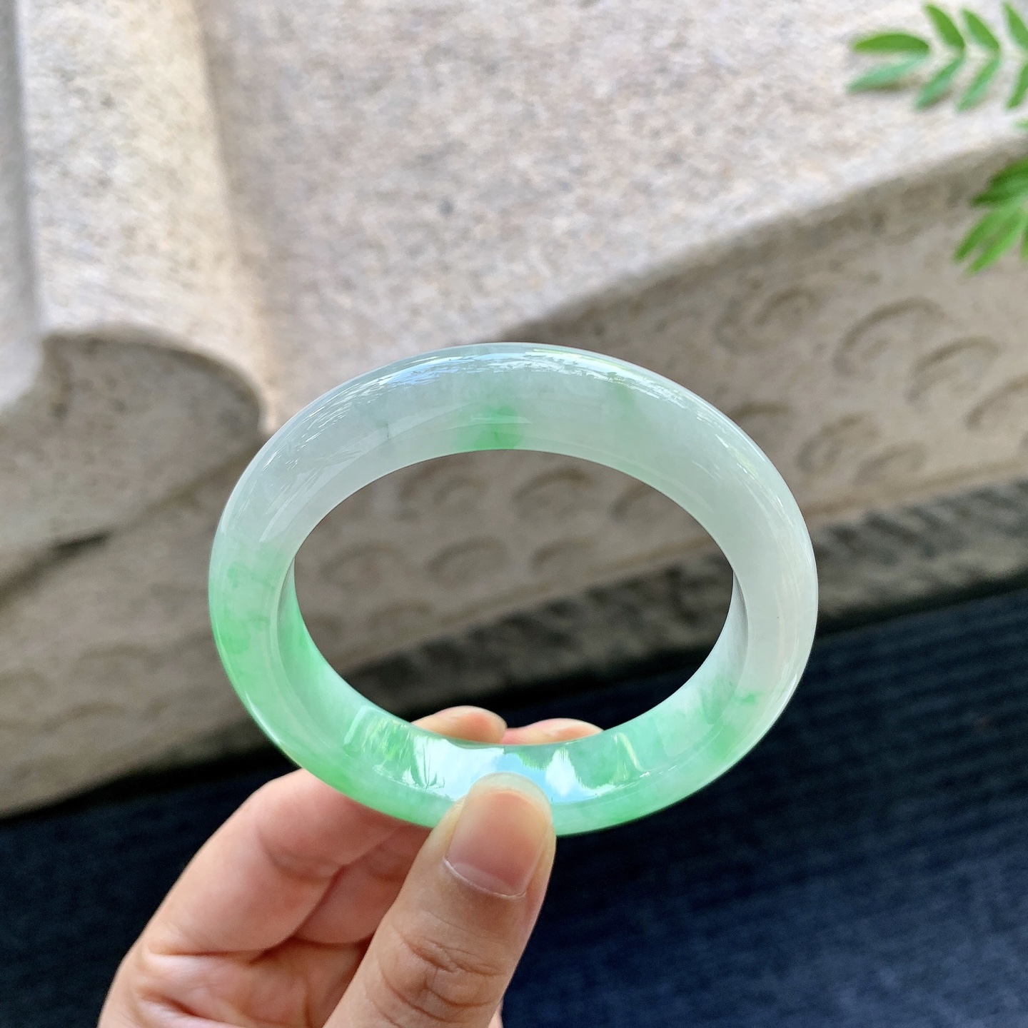正圈52 53,圈口53/12/8.5,编码G9082222,描述糯冰阳绿，水润，种老，细腻，无裂