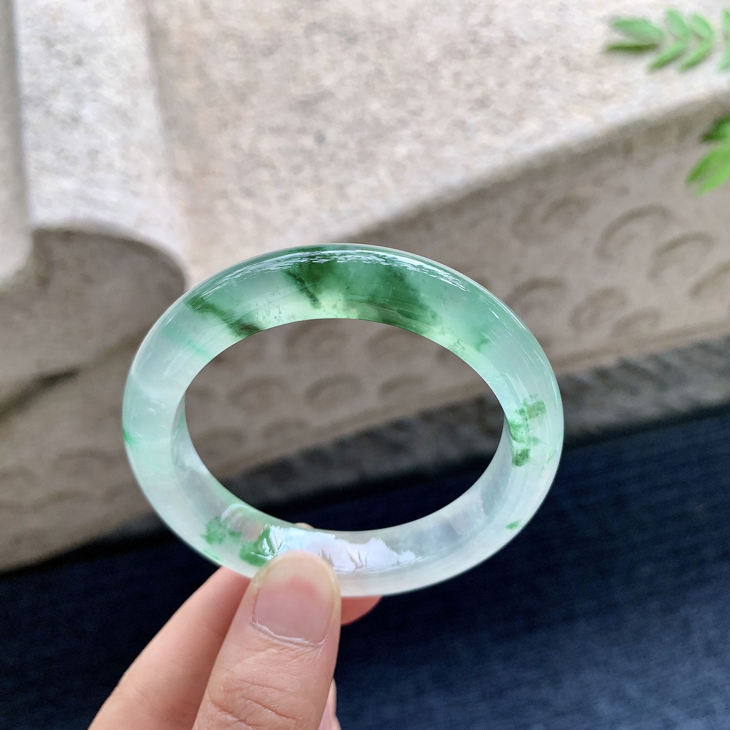 正圈49 50,圈口50.8/11/8.4,编码N2082208,高冰飘绿花，起光，清透，水润，种老，细腻，打灯有纹线