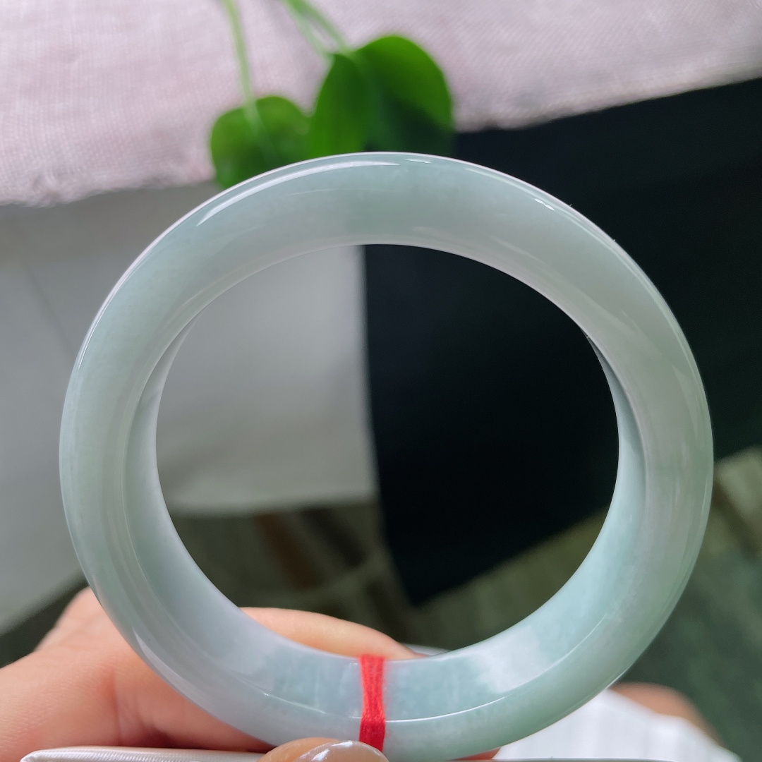 蓝底正圈，皮纹，玉质细腻，圆润流畅，于方寸之间藏住独一份的温柔。ss57611a