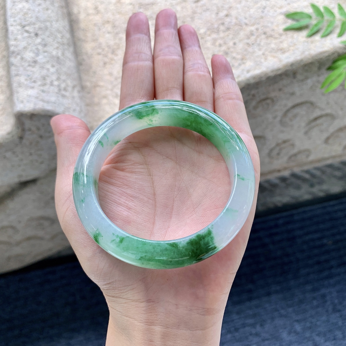 正圈55 56,圈口56.2/12.6/9,编码Q7082237,冰糯飘绿，水润，种老，细腻，打灯有