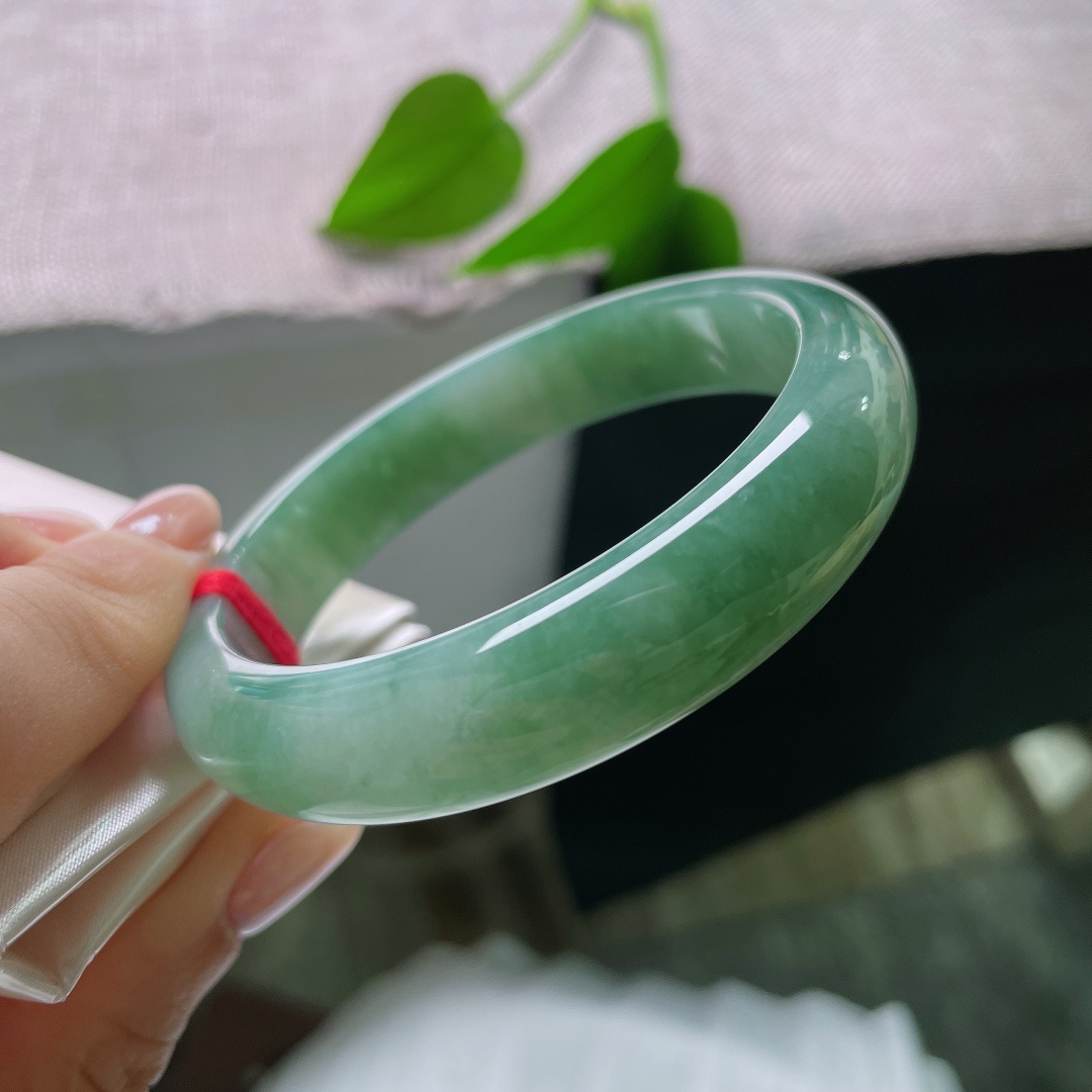 绿底正圈，玉质细腻紧实，水头通透，自带幽幽胶感，玉料质感沉稳厚实。ss57572a
