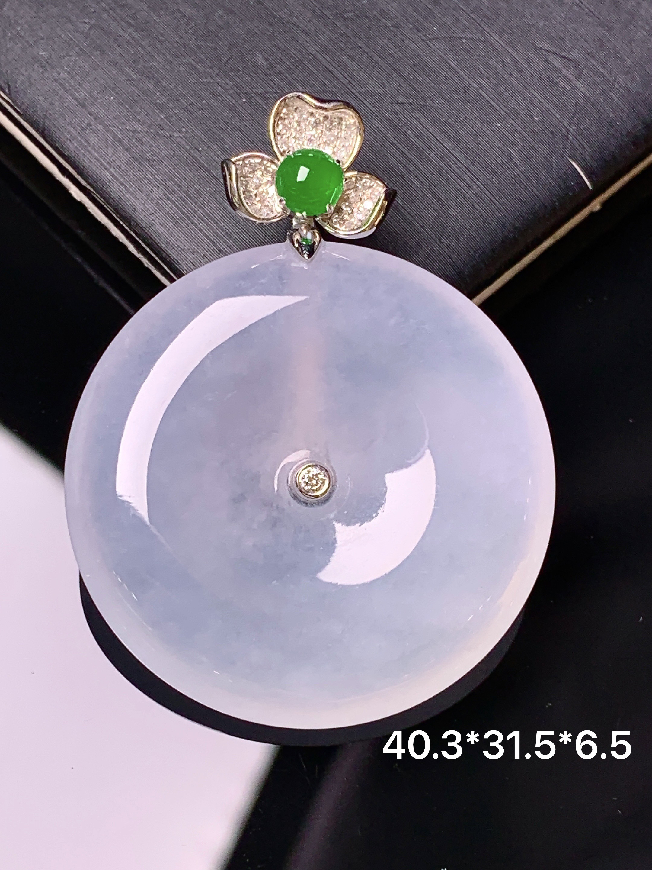 18k金镶嵌冰种平安扣吊坠 玉质细腻 色泽艳丽清新 水润亮眼 整体尺寸40.3*31.5*6.5 b6