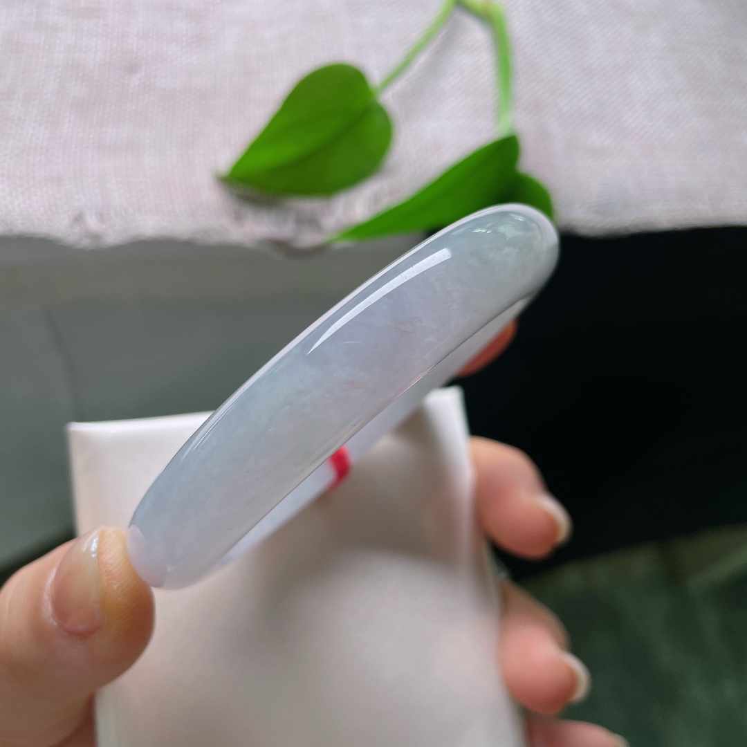 紫底正圈，玉质细腻温润，水头通透胶感十足，看上去干净澄澈。有裂，ss56509a