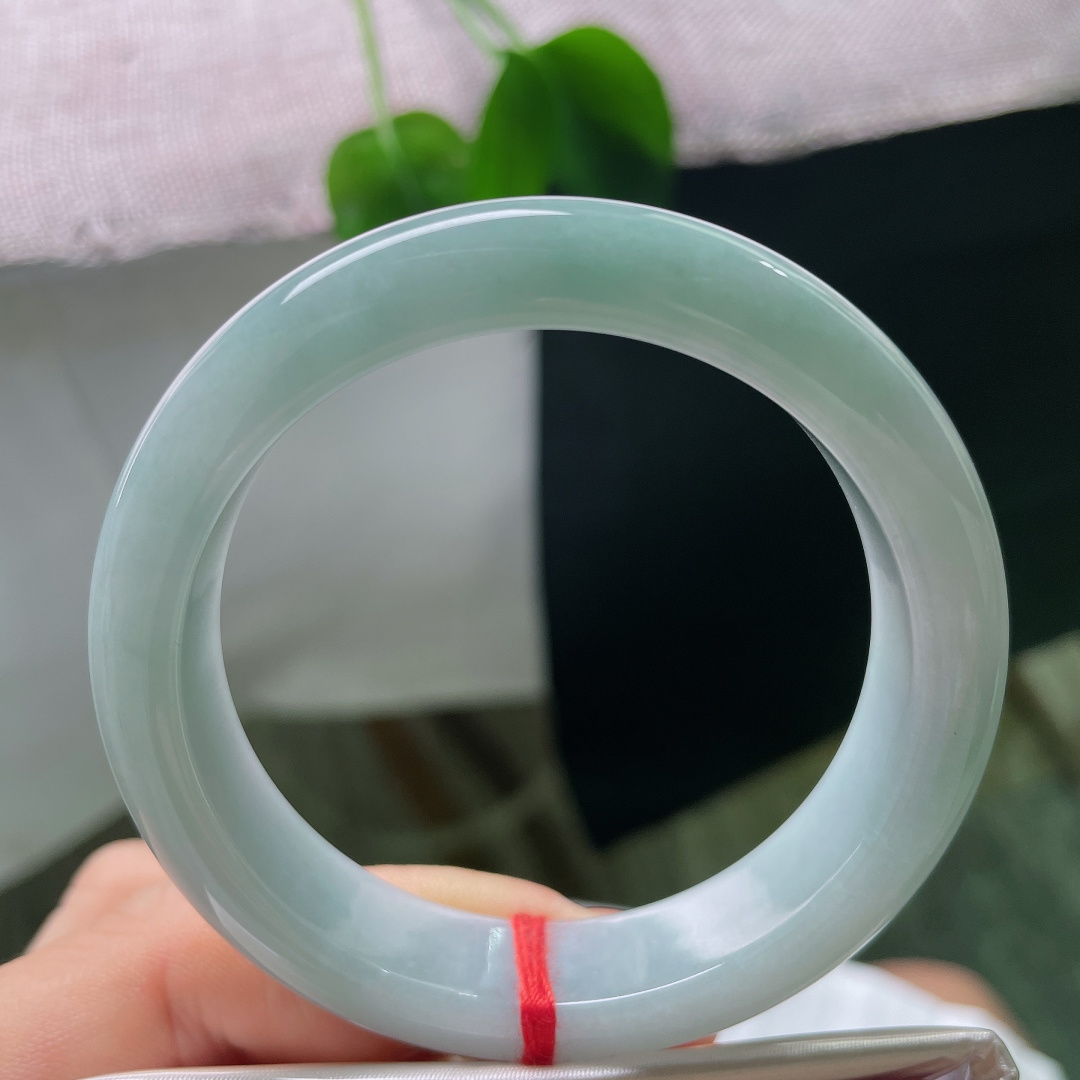 蓝底正圈，皮纹，玉质细腻，圆润流畅，于方寸之间藏住独一份的温柔。ss57611a