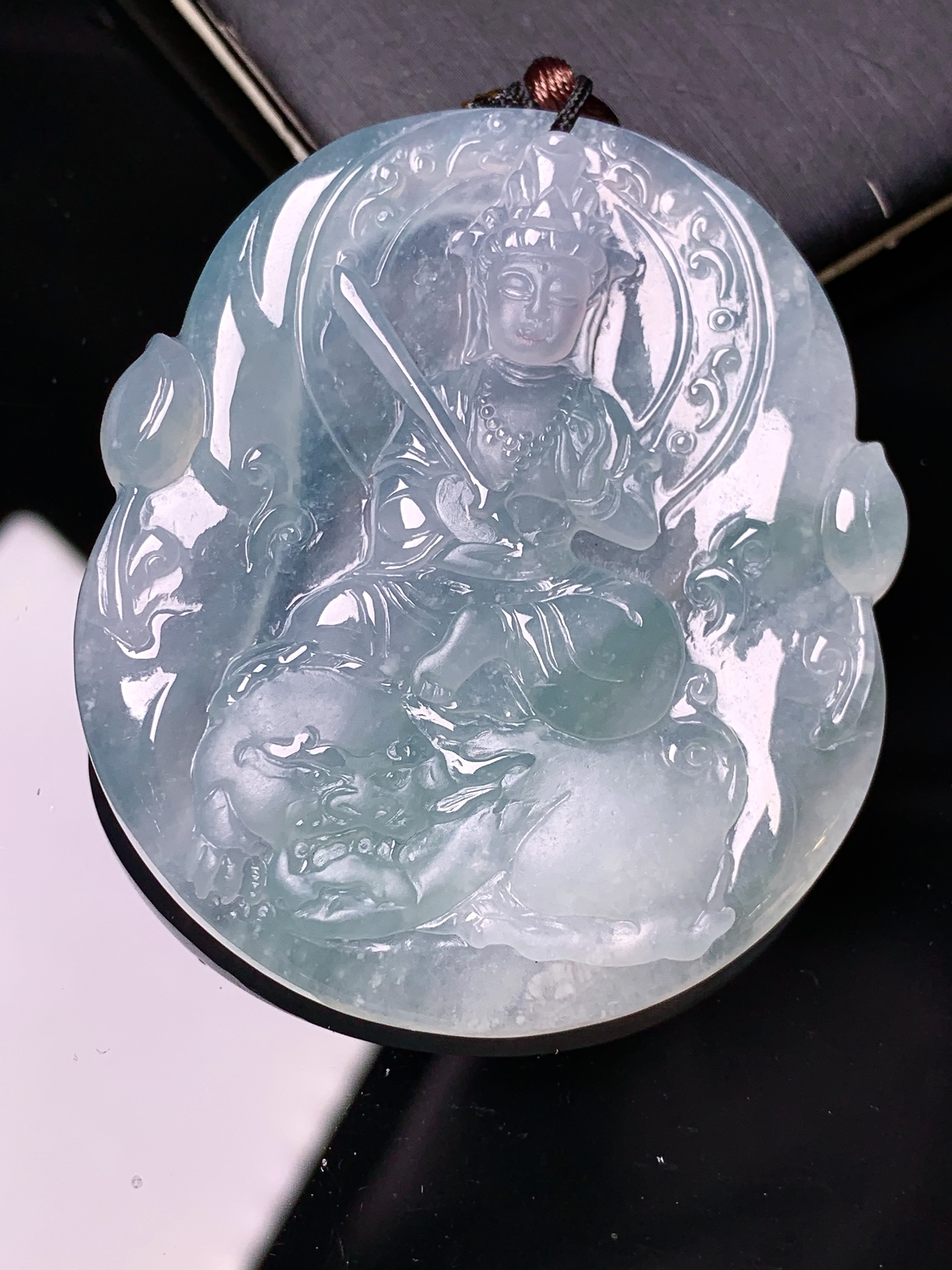 冰种文殊观音菩萨吊坠 玉质细腻 色泽艳丽清新 水润亮眼 整体尺寸50.7*43.6*5.5 b2