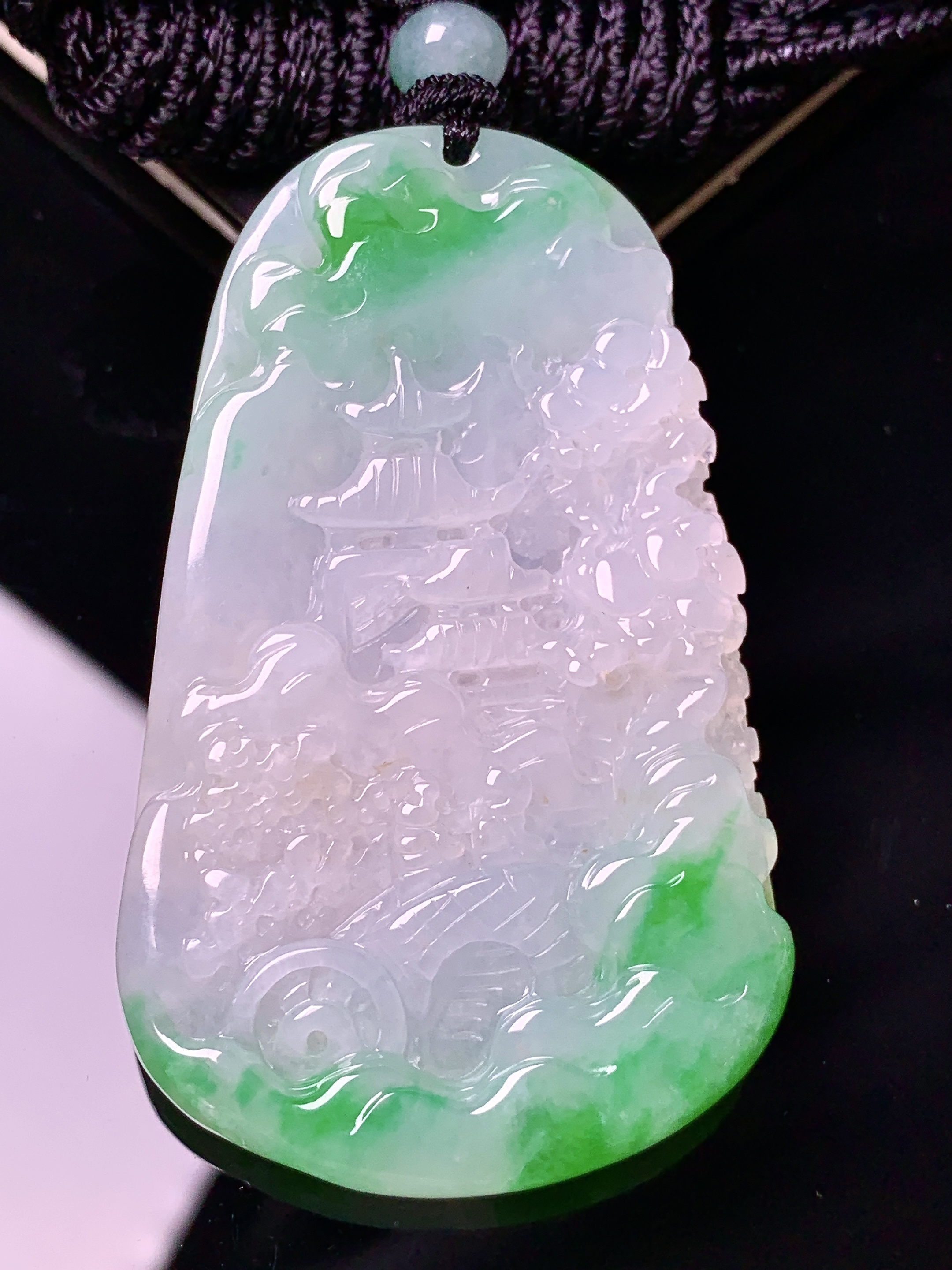 飘绿山水牌子吊坠 玉质细腻 色泽艳丽清新 水润亮眼 整体尺寸58*35*6.6 w1