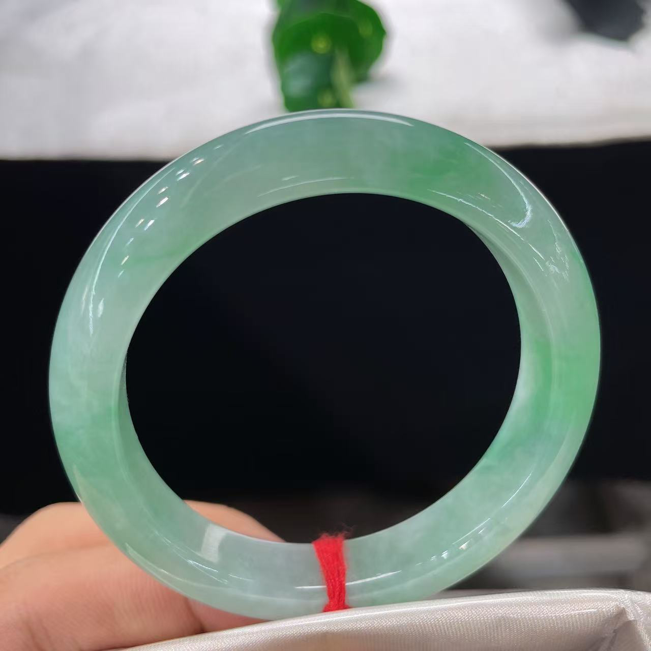 翡翠手镯 圈口55/11.6/8.3，冰晴水飘阳绿正圈，54/55可戴，翠似平湖秋水，温润绕清腕，无