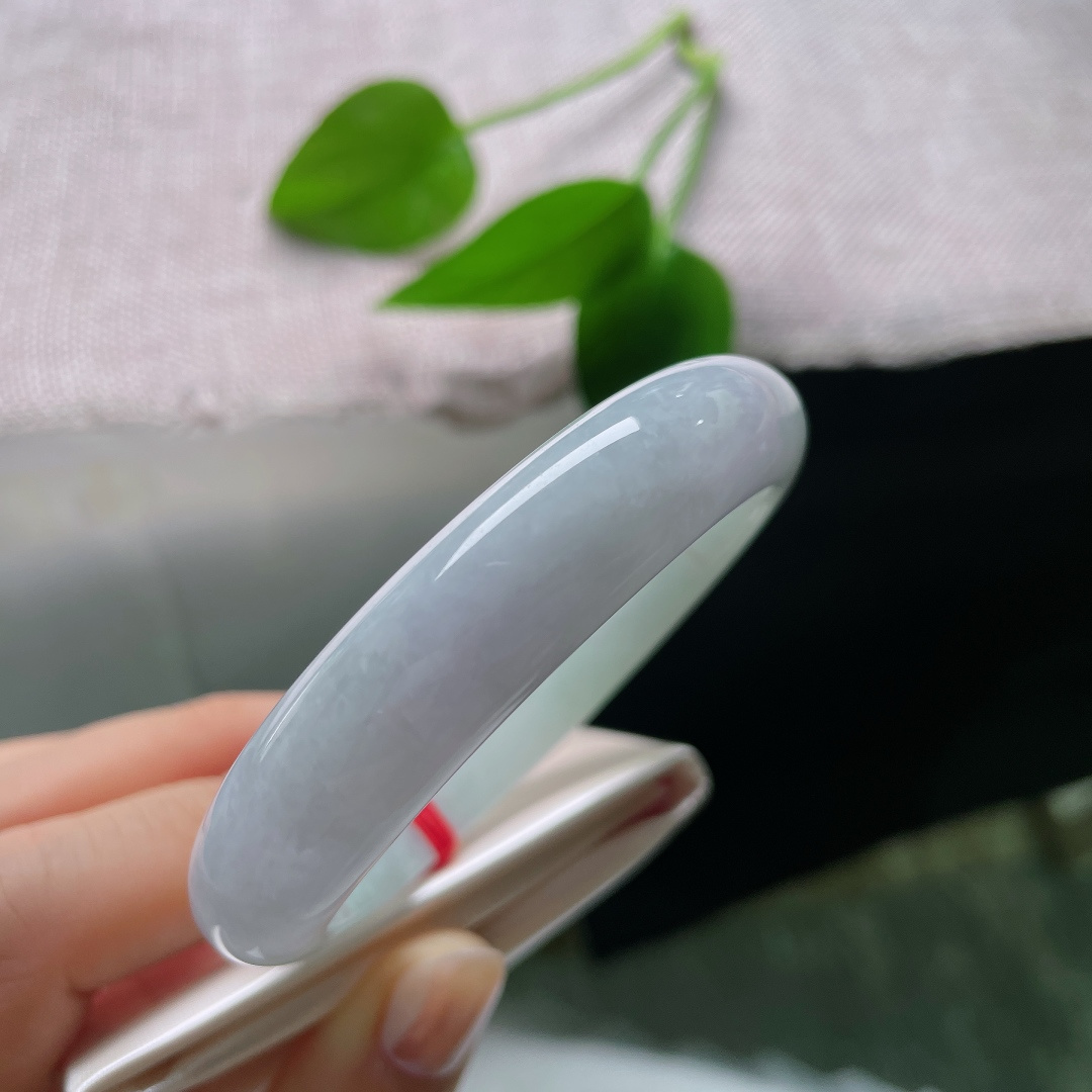 54.8/12.3/8.7，有裂，紫底正圈，清浅的淡冰底色，自带柔和朦胧的玉质光泽，看上去温润雅致。ss57592a