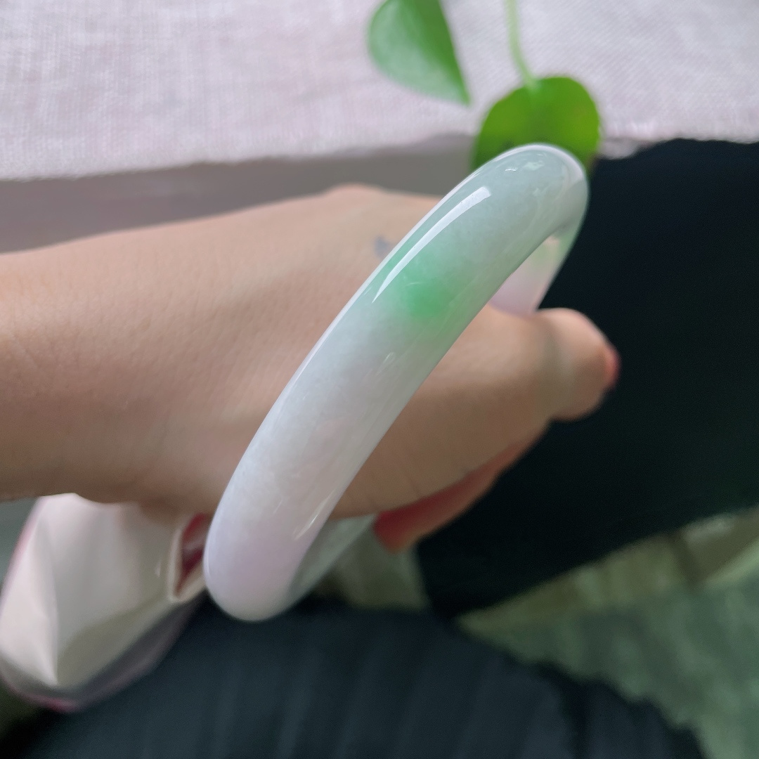 57.2/11.5，春彩圆条，一点皮纹，朦胧紫底衬鲜翠，花色清新柔和，器型饱满厚实，氛围感满满的春日手镯。ss56692a